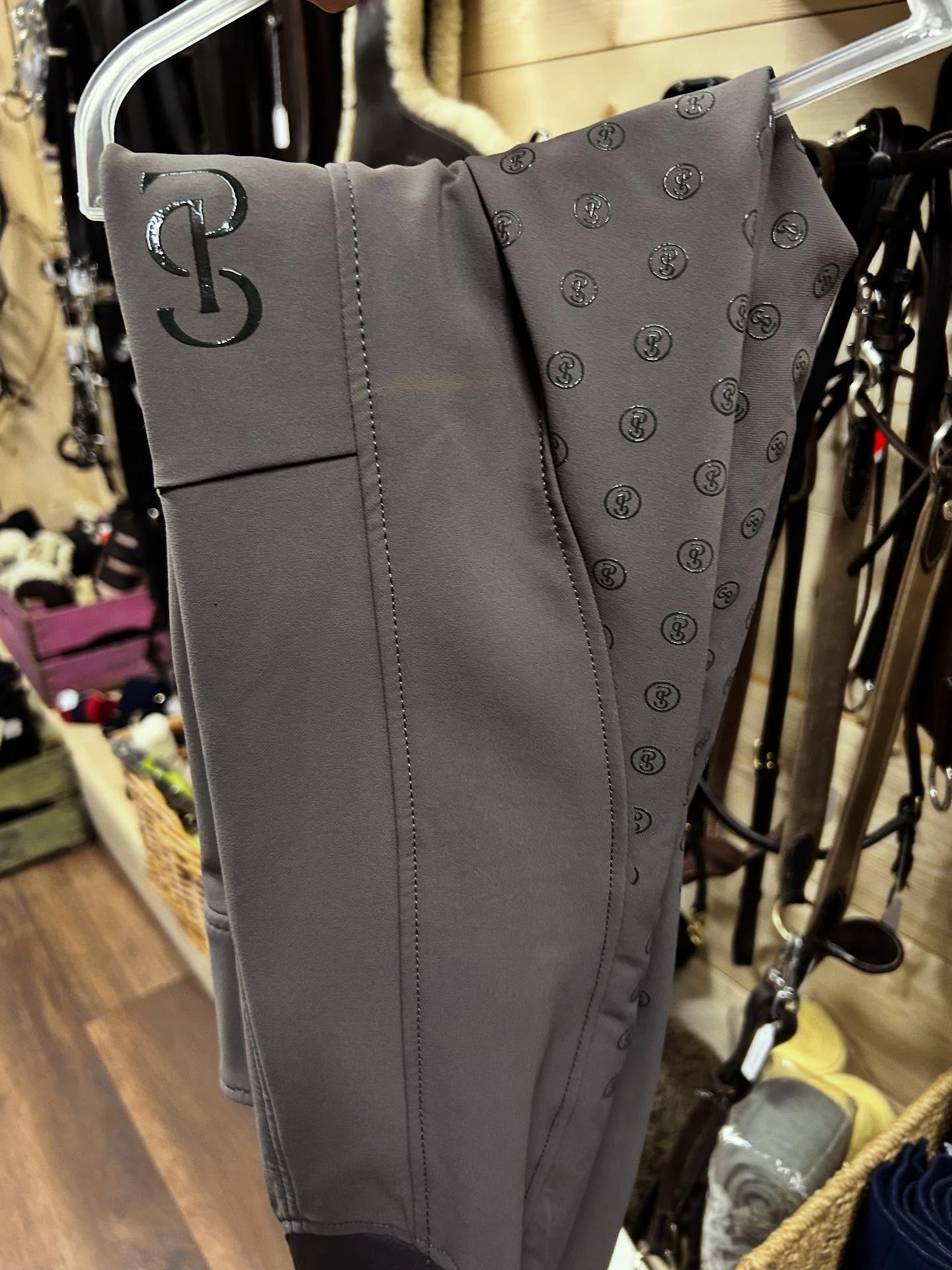 Vi har så mycket fint uppe på loftet nu🤩
Ridbyxor olika storlekar i märken som Maya Delores, PS of Sweden, Mountain Horse m,m.
Täcken, både inne och ute, i märken som Rambo, Amigo, Hansbo, Trinity m,m.
Tröjor, jackor och kjolar i olika storlekar i märken som Uhip, Catago, HV Polo, PS of Sweden m,m.
Schabrak och paddar i märken som Equestarian Stockholm, PS of Sweden, Anky, Mattes, Back on Track m,m.
Sen har vi såklart som vanligt träns, gjordar, tyglar, stigläder, stigbyglar,benskydd, lindor och massa annat🌟👌
@grabodjurhalsa
#ryttare #ridhäst #begagnat