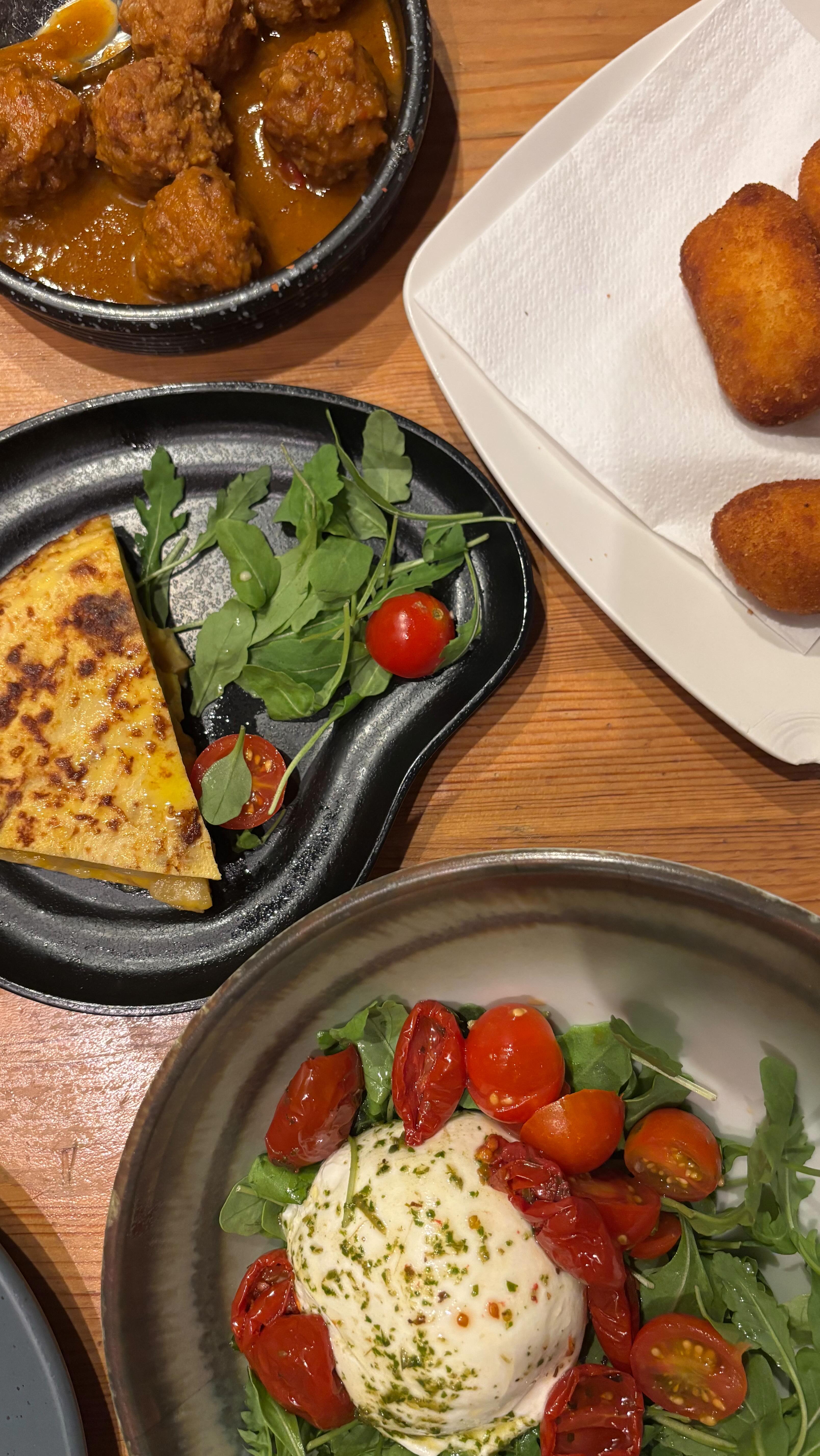 En 2025 je ne veux plus entendre :
❌ le pain ca fait grossir
❌ on stock les pâtes si on les mange le soir
❌ il faut supprimer les féculents pour maigrir
❌ les glucides sont des mauvais sucres
Et j’en passe…
Les glucides sont le carburant de notre corps !
Les supprimer totalement ne vous aidera pas à perdre du poids MAIS cela fragilisera votre métabolisme, vous provoquera des fringales, un mauvais sommeil et un énergie dans les chaussettes… 🥴😵💫
Par contre, vous pouvez privilégier :
✅ des céréales plus riches en fibres (complet ou semi complet)
✅ de les intégrer sur un repas avec des légumes crues ou cuits
✅ des les consommer sans excès de matières grasses associés pour éviter le côté “lourd” du repas !
Et si vous avez besoin de repères dans l’assiette orientez vous vers un/une diet qui saura vous conseiller ! 👩🏻💻
Sinon, dis moi en commentaire les remarques les plus absurdes que tu aies entendu ou cru sur les féculents ! 🙈
#diet#healthy#food#healthyfood#healthylifestyle#body#bodybuilding#dietetique#recette#idee#sain#insta#instafit#instapic#instamood#instafood#bodypositivity