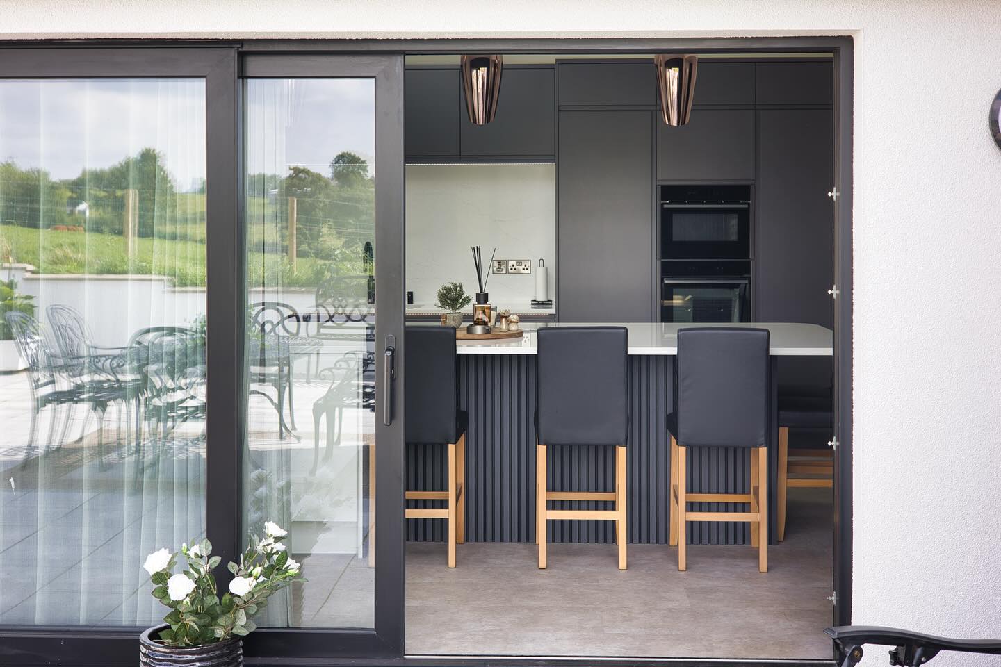 Check out a few more angles of our recent Cookstown project 😍……….
#dunlopkitchendesign #dunlopkitchens #kitchensnorthernireland #kitchendesignireland #kitchensfermanagh #kitchenstyrone #cookstown #enniskillen #germankitchens #kitchenisland #darkkitchen