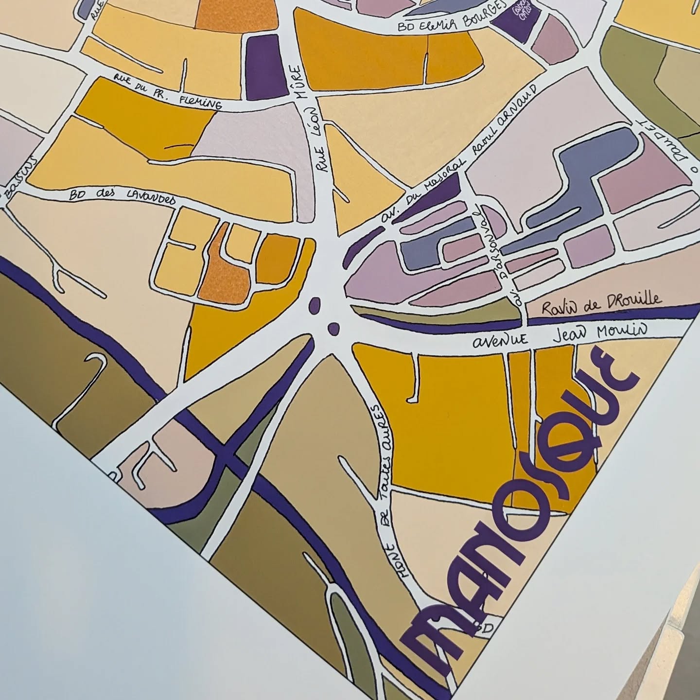 Manosquins ! Votre carte arrive... 📢🔥✨
#manosque
#provencealpescotedazur #provence #affichespersonnalisées #afficheprovence #illustrationprovence #souvenirprovence #illustratricetoulousaine #plandeville #cartepostale #affiche #mugillustré #magnetville