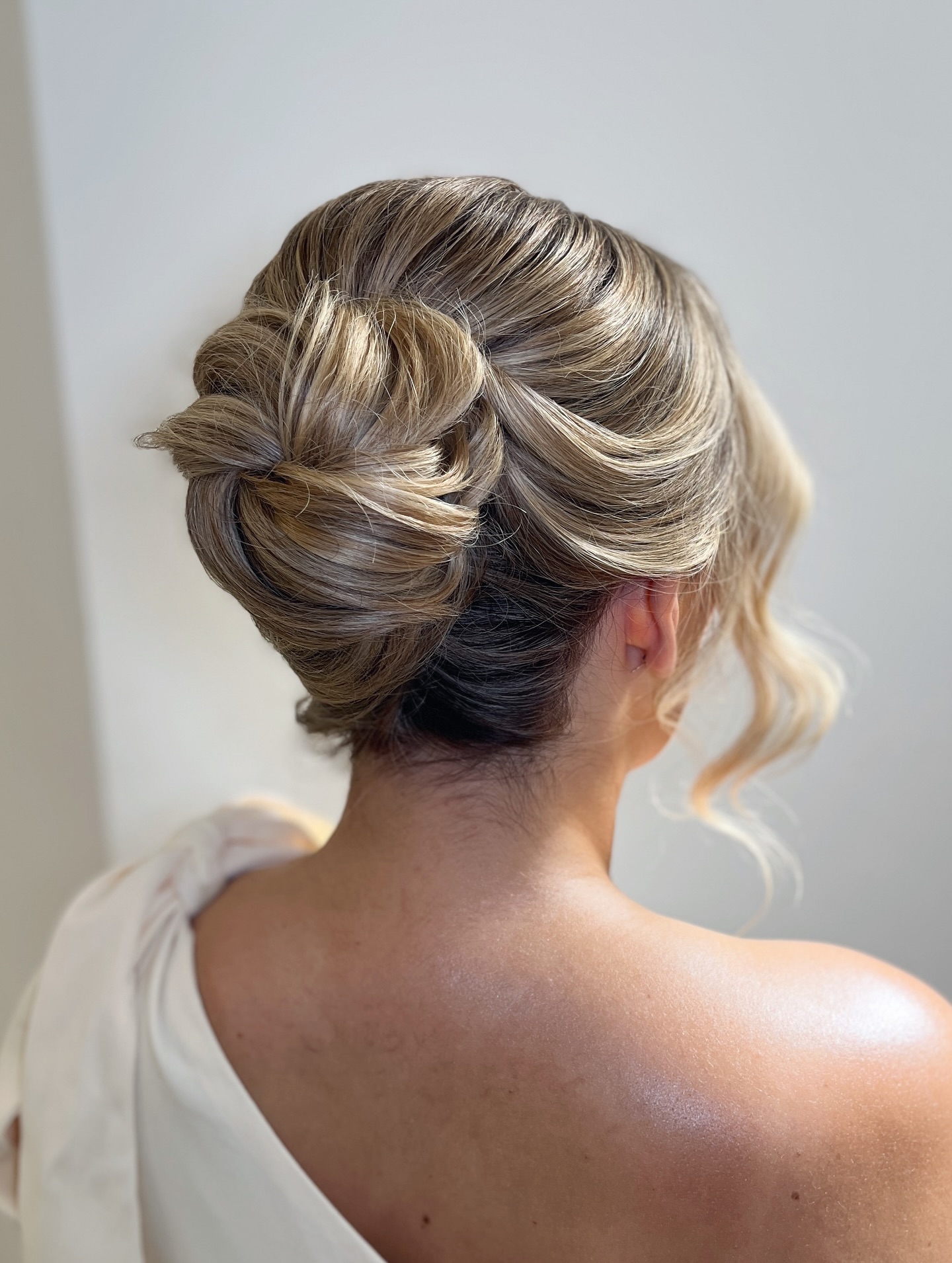 Classic Updo 💫
This timeless style has been so popular with both brides and bridesmaids, you really can’t go wrong with a chic, classic updo! ✨
For this look, my bridesmaid had thick, shoulder length hair - with a little padding and some styling tricks, we created this beautiful finish.
Would you choose this classic updo for your wedding day? 💭
.
.
.
#bridalhairstylist #updo #updoinspo #bridesmaids #destinationbridalhairstylist #destinationweddings #ukbridalhairstylist #weddinghairstyle #bridalhair #timelessbrides #modernbrides
