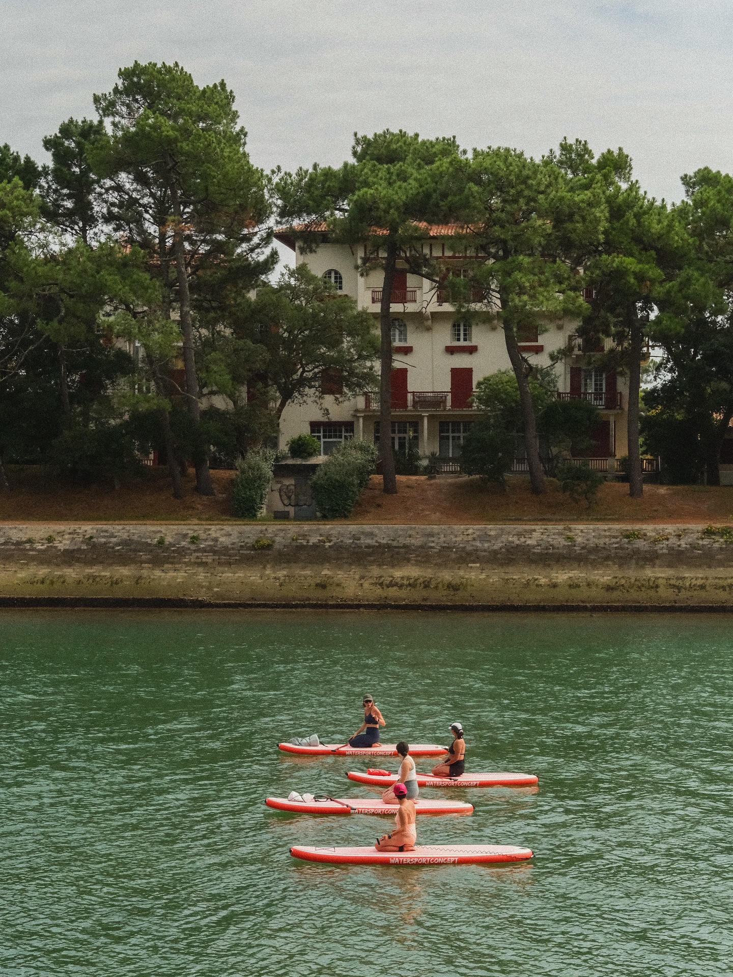 Le classique @juna_academie en SUP à Hossegor avec @la_pagaye guidée par la rayonnante @zoe_iturria 🌞