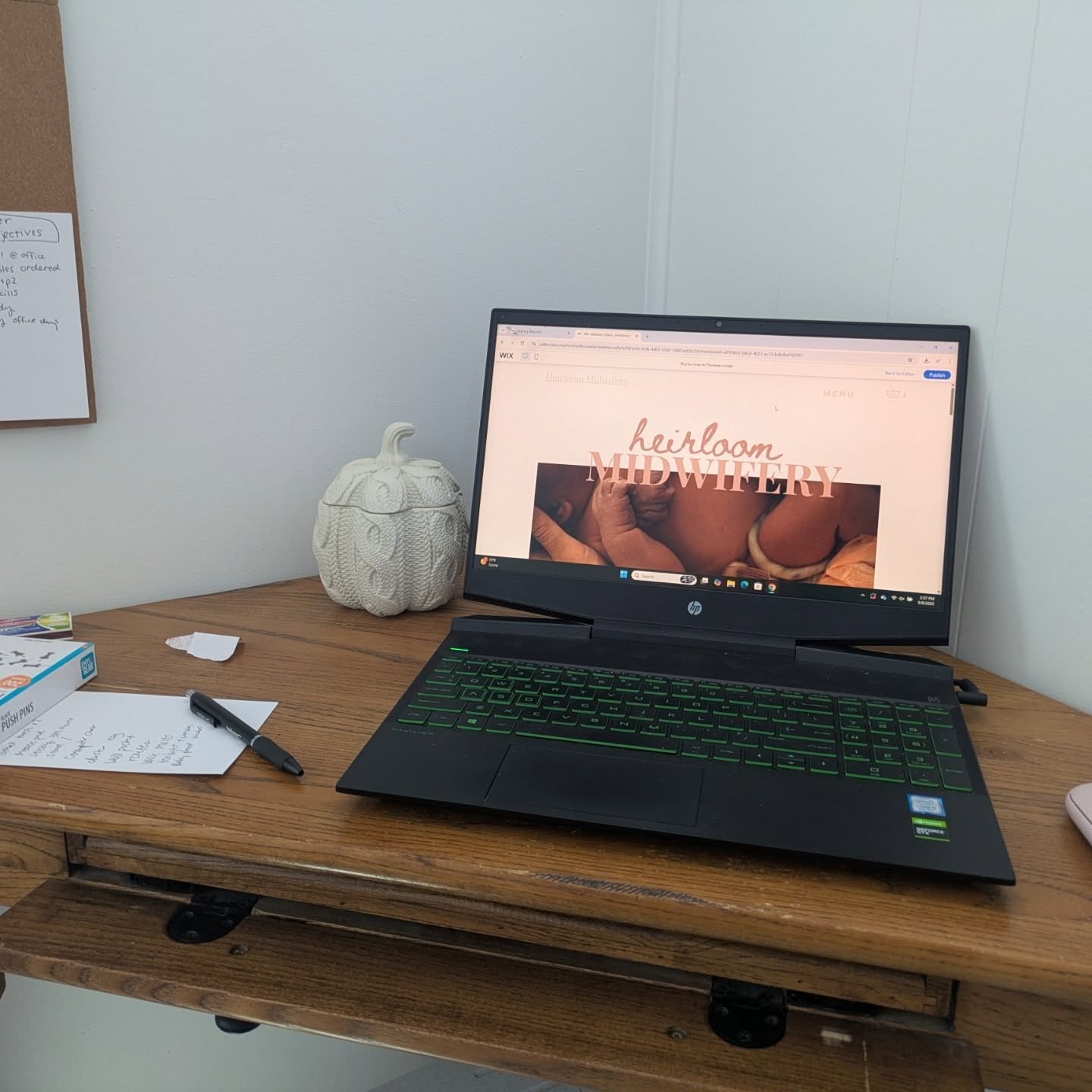 I got my wifi officially set up at the office today! Here are some pics I shared on my story earlier this week to celebrate it feeling so official 😅
Shout out to @bluegrass_latch for dropping off samples and kids books 😊