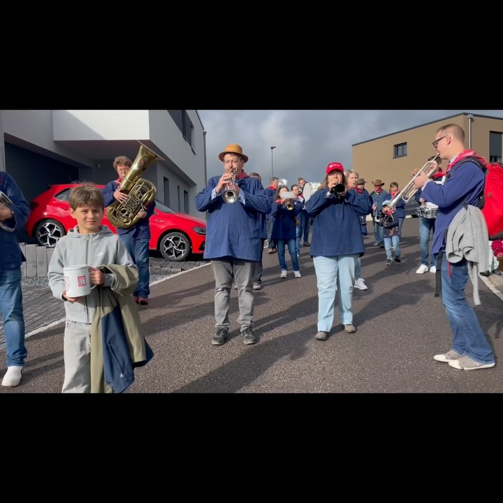 Kiermes zu Iermsdrëf
Eis Musek ass duerch d’Duerf gaangen an huet den Hämmelsmarsch gespillt
.
E grousse Merci un all déi, déi d’Dieren opgemaach an eis ënnerstëtzt hunn.
Mir freeën eis elo schonn op den nächsten Hämmelsmarsch, bis d’nächst Joer!