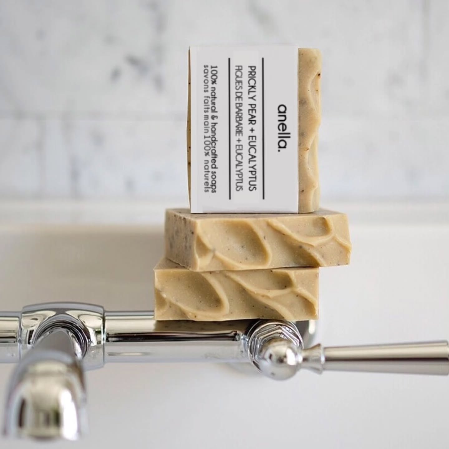 Savon Figue de Barbarie & Eucalyptus: sa mousse onctueuse associe l’huile de figue de barbarie, riche en antioxydants, et l’eucalyptus, connu pour ses vertus purifiantes. Il nettoie en douceur, revitalise la peau et laisse une sensation de fraîcheur durable.