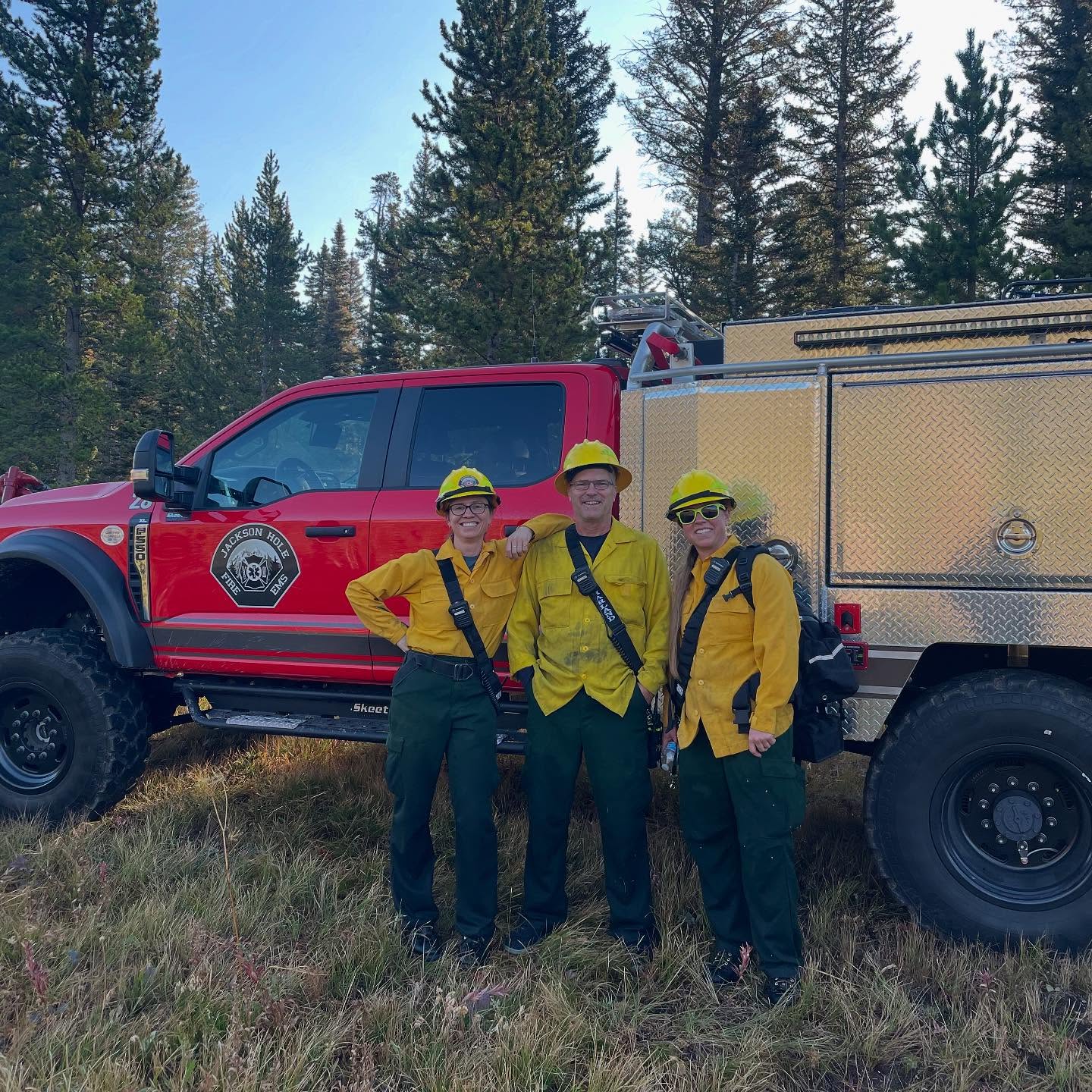 Early yesterday morning, @jh_fire_ems Station 2 responded to a report of a wildfire in Wilson, and the new Brush 28 Wildland Engine, generously donated by the Betty B. Baril Fund, responded on its first call for service.
@jh_fire_ems and Teton Interagency Fire resources responded to keep the blaze, the Wilson Faces Fire, at 0.1 acres. 🙌
#jhfireems #jhfireemsfoundation #wildlandfire #wildlandfirefighter #wildlandengine #jacksonhole #tetons #tetoncounty
