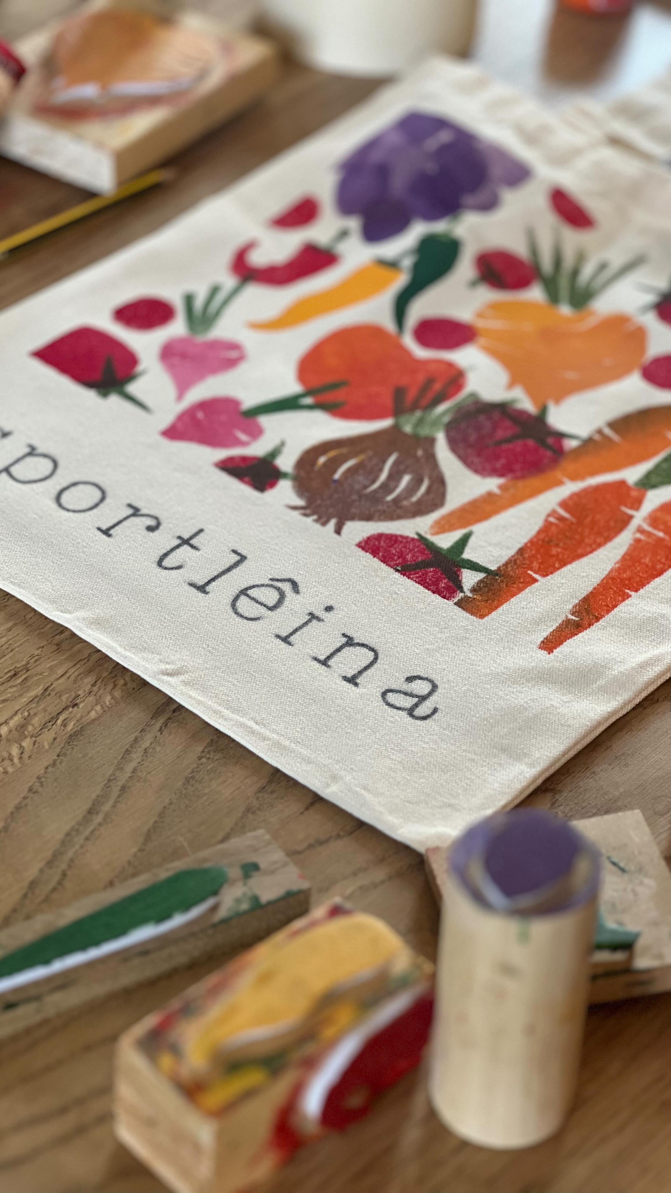 🎨 @robettemarket SI AVVICINA!
Ti sei iscrittə al workshop e non sai cosa ti aspetta?
Se hai scelto la shopper ecco un delle cose che potrai realizzare!
Qui è come l’ho fatta io ma tu puoi farla come vuoi!!! Puoi pensarci su e arrivare con un’idea oppure lasciarti ispirare sul momento. La cosa certa è che ci divertiremo!
#stampasutessuto #diy #timbri #texil #fabricprinting #reggioemilia #market #handmade