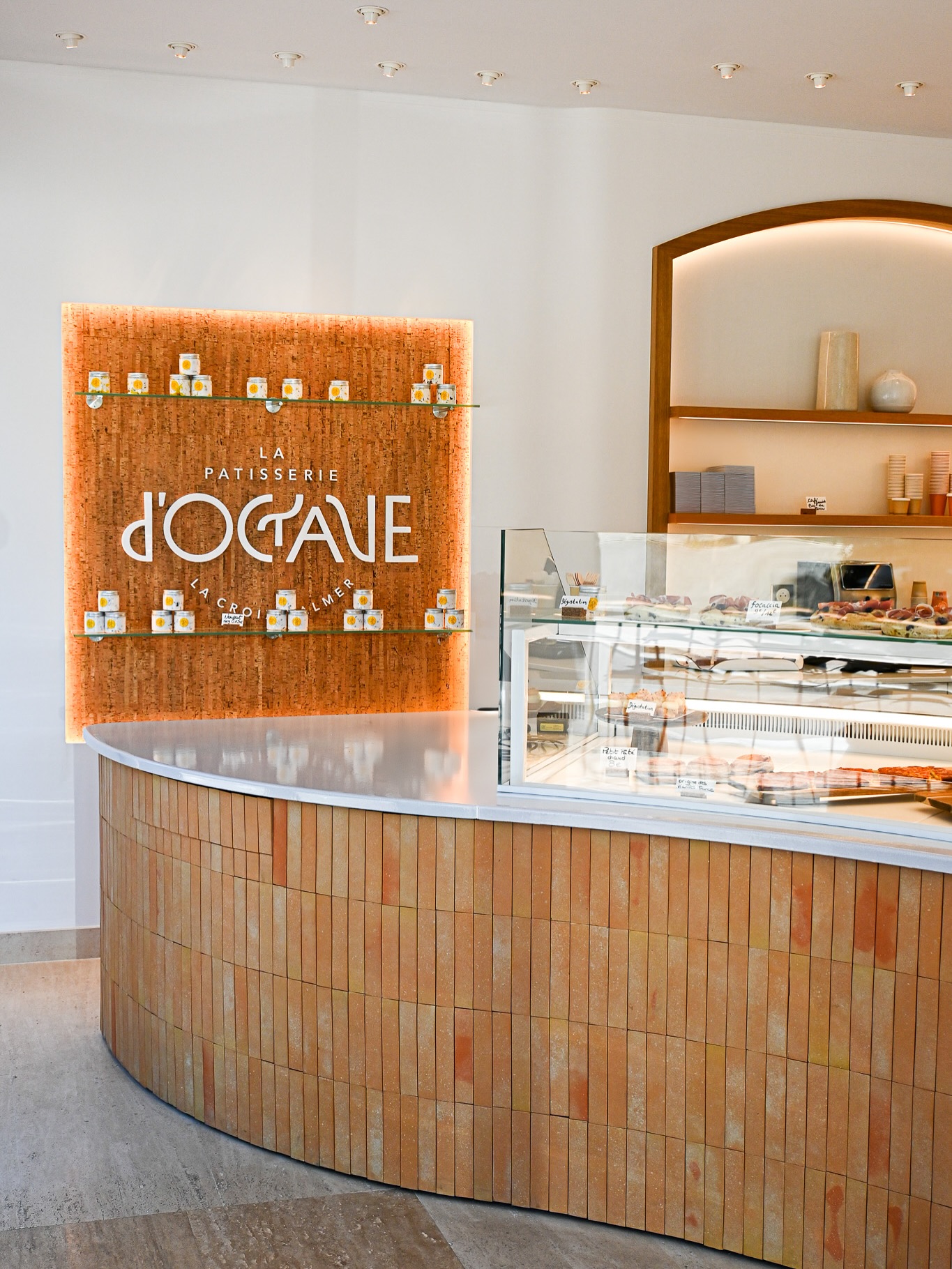 🍰 SHOOTING GOURMAND 🍰
📸 Extrait du shooting photo réalisé par Le Roy Design pour Lavastone, dans le cadre du projet de la Pâtisserie d’Octave à La Croix-Valmer.
Mise en lumière du comptoir sur mesure en pierre de lave émaillée, signé @lavastone_design_international .
À travers nos images, nous avons voulu révéler l’élégance de l’émail, la noblesse des matières et l’atmosphère chaleureuse de ce lieu unique.
Un regard personnel, entre design, artisanat et gourmandise ✨
👉 Vous souhaitez mettre en valeur vos projets ?
📩 Contactez-moi, et donnons vie ensemble à vos idées.
#designinterieur #decointerieur #architecturedinterieur #artisanat #espacedexception #decordinterieur #interiorinspo #interiordesignlovers #frenchdesign #materiauxnobles
