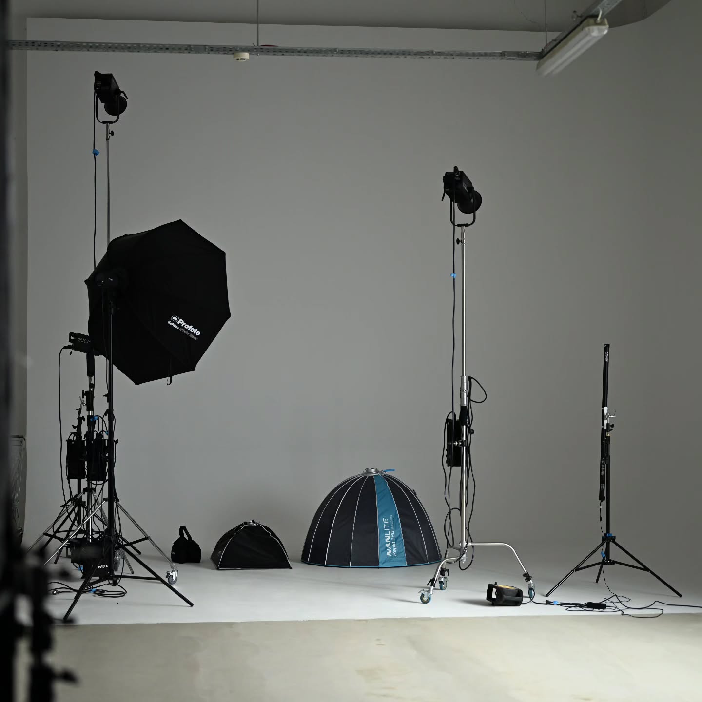 Fotostudijos nuoma. 50 m² ciklorama.
Erdvėje esanti šiuolaikiška konstrukcija, kurioje panaikinami kampai ir išgaunamas erdvinis vaizdas. Studijos cikloramos matmenys yra tinkami filmuoti ar fotografuoti ir mobile 9 x 16 formatu ar tiesiog klasikiniam 16 x 9 formate. Cikloramos aukštis 5 metrai, šoniniai išmatavimai 6 metrai į vieną ir kitą pusę. Čia visada rasite visą reikalingą apšvietimą skirtą tiek filmavimui, tiek fotografavimui. Kintamas interjeras bei judančios dekoracijos gali būti pritaikomos pagal jūsų poreikius dirbtuvėms, fotosesijoms, tinklalaidėms ir daugiau.
#fotostudija #fotostudijakaune #ciklorama #kaunas #kaunascity #fotosesija #madosfotografija #versloportretai #produktofotografija #