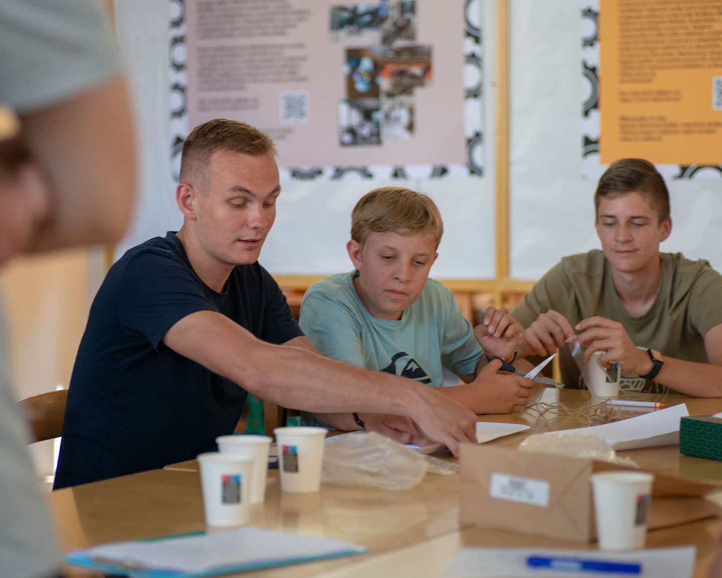 📬Pohľadnice z Leta na Fajnorke🔩 Aj tento rok sa na našej škole uskutočnil tradičný tábor Leto na Fajnorke. Žiakom základných škôl priniesol jedinečnú príležitosť nahliadnuť do sveta techniky, vyskúšať si prácu s technológiami a bližšie spoznať prostredie našej strednej školy.🤹♀️ Veľmi si vážime kreativitu a nadšenie všetkých účastníkov, ako aj pomoc našich žiakov a absolventov. Už teraz sa tešíme na ďalší ročník a nové stretnutia!🟧⬜️🟧⬜️#somfajnorak #fajnorka #spss #strojarina #strojar #technika #engineering #mechanicalengineering #inzinier #letnytabor #pohladnice #zakladnaskola #strednaskola #technika #bratislava