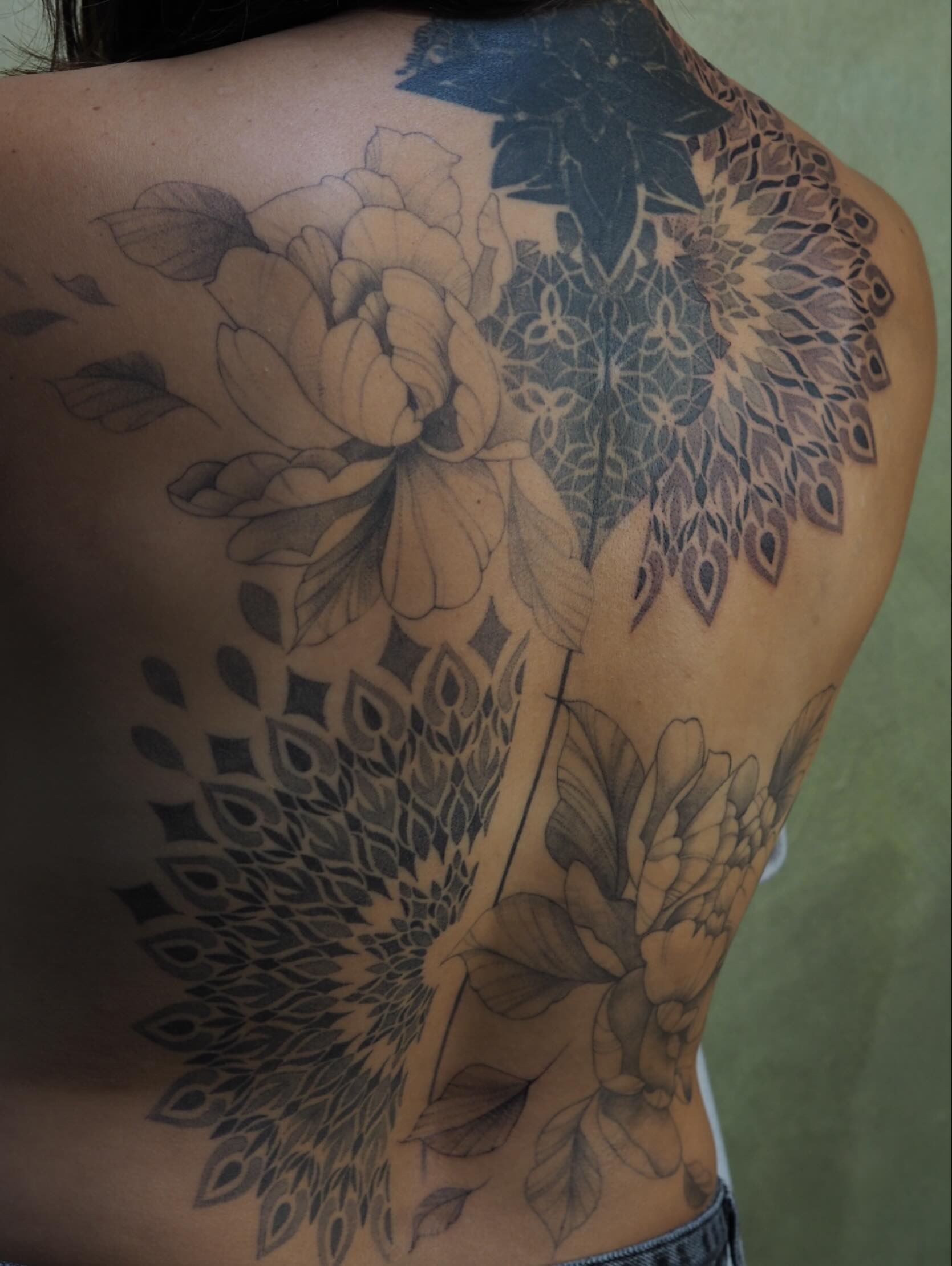 @svoboda.tattooing
#tetovaniplzen #tetovanimandala #backtattoo #mandalatattoo #i ked #taterkalzen #backpiece