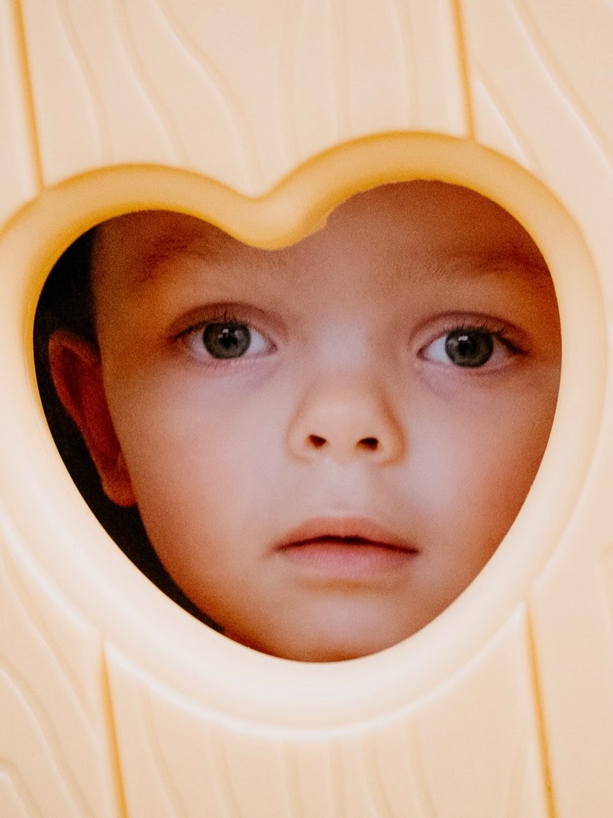 ✨ What nobody tells you about a family photo session with kids…
❌ They don’t need to smile on command → a thoughtful look or even a grumpy face already tells a story.
♥️ The little meltdowns (tears, cuddles, sibling quarrels) often become the photos that touch parents the most later on.
🤗 Their unpredictable energy is exactly what makes your family gallery unique and alive.
👉 If you could keep just one memory of your kids, would it be their contagious laughter, their sweet hugs… or their grumpy face?