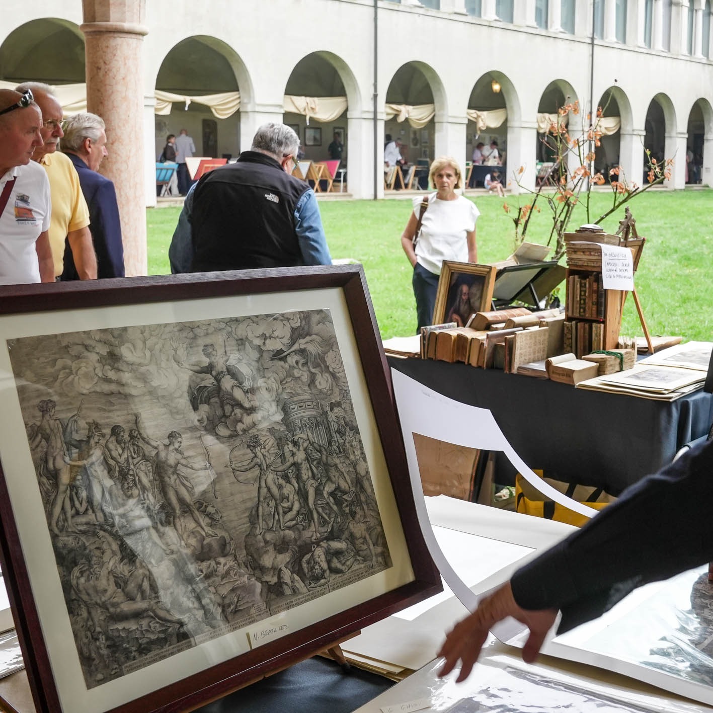 CLICK ‼️‼️ Sei a
📚 MANTOVA LIBRI MAPPE STAMPE XII ed.
👉 Sabato 20 Settembre h. 10/18,30
👉 Domenica 21 Settembre h. 9,30/13
🚗 Mantova, chiostro del Museo F. Gonzaga (in centro storico)
.
.
.
.
.
#mantovalibrimappestampe
#stampantica #stampadarte #art
#fieradellibro #fieradellemappe