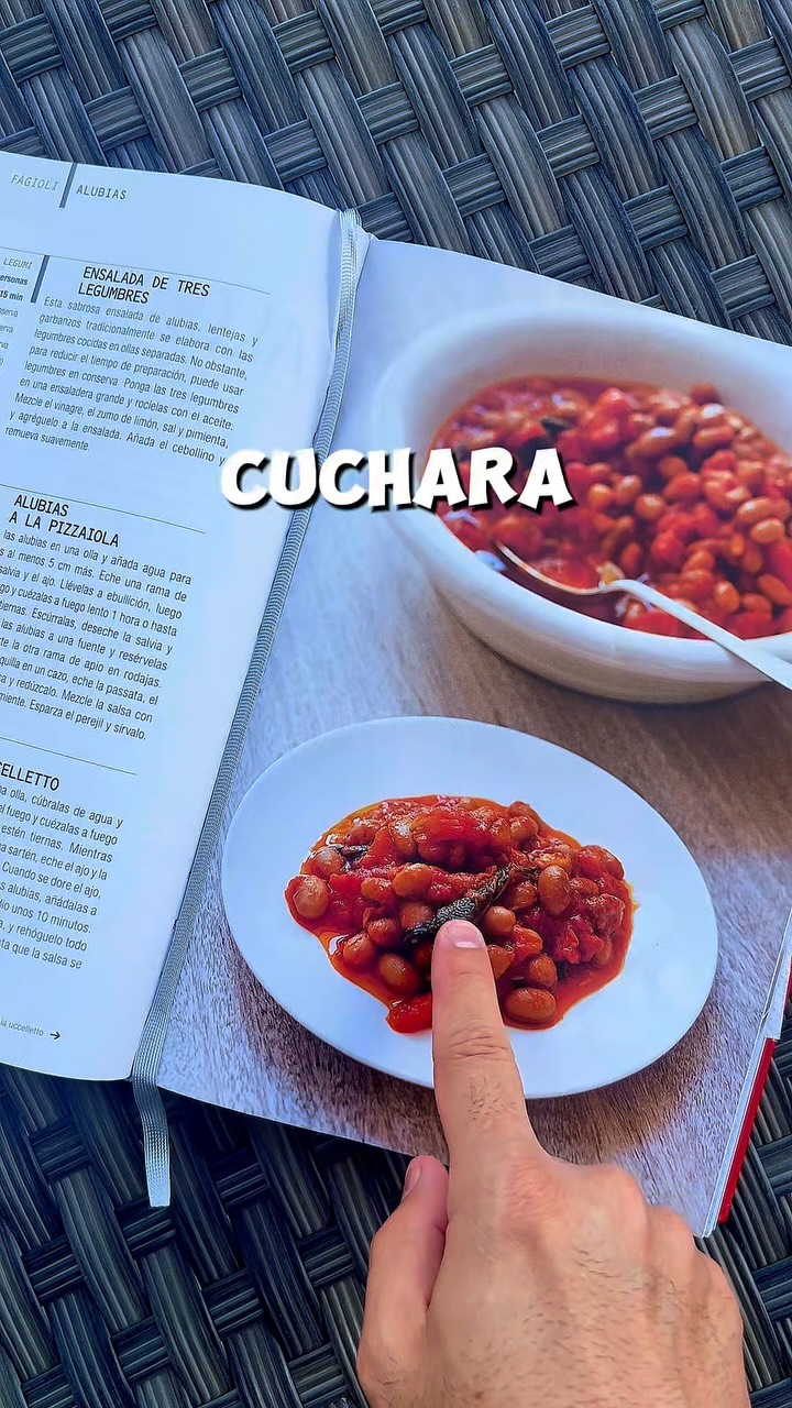 Hoy seguimos con nuestra serie Cocinando con La Cuchara de Plata 📖
En este capítulo: Alubias a la Uccelletto, un clásico de la Toscana que tiene siglos de historia.
Un plato humilde, lleno de tradición, que yo elevé con mi toque personal: chorizo. 🔥
El resultado es pura pasión italiana con un guiño español.
👉 ¿Quieres la receta completa?
Déjame un “receta” en los comentarios y te envío el link directo a mi página.
#receta #italia