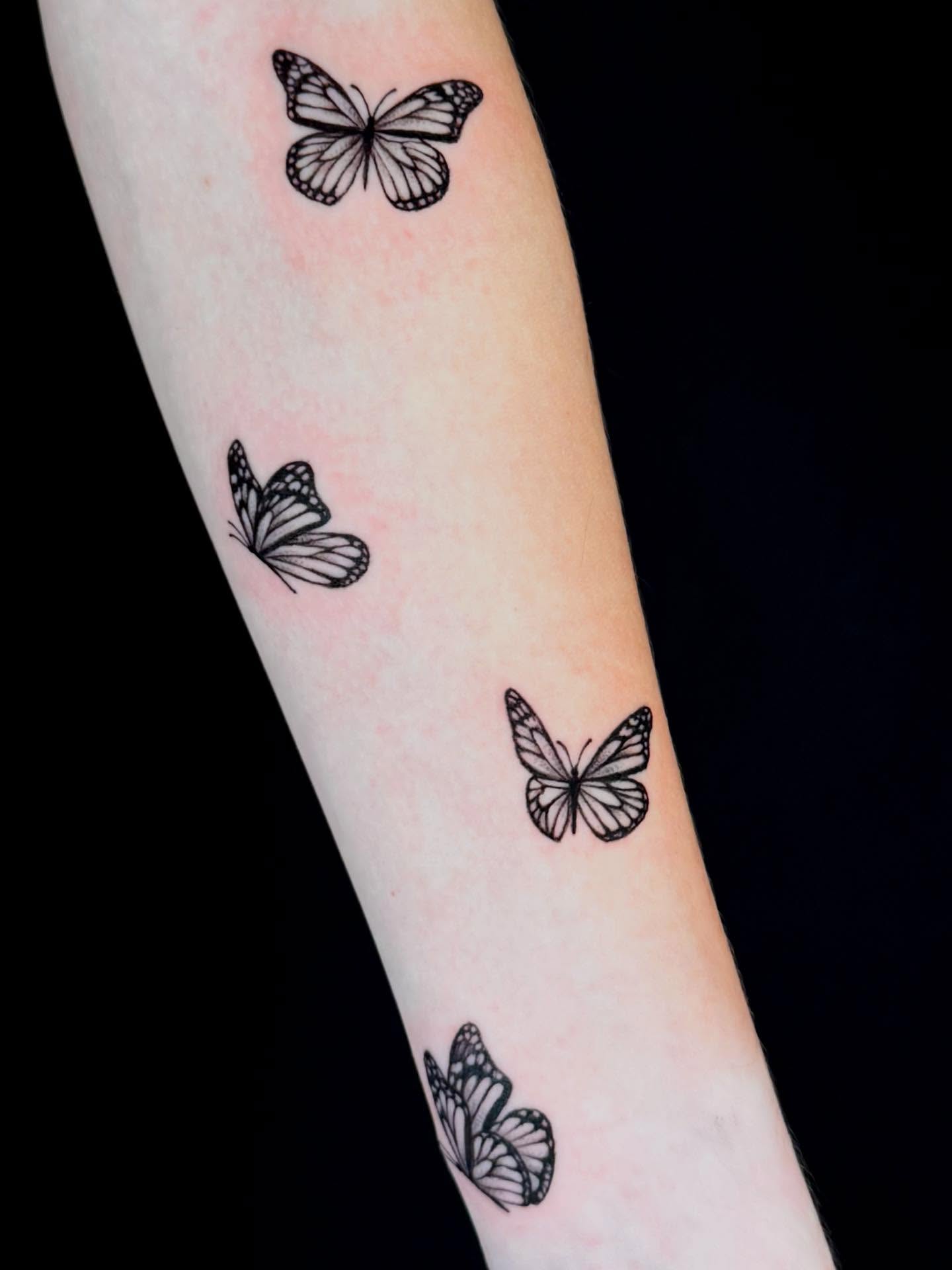 Butterflies for Gabby. It was an honor to do this for you @gabrielleplatte 🫶🏼 
Done in May 2025 :)
#tattoo #tattooartist #arizonatattoo #arizonatattooartist #femaletattooartist #ink #inktherapy #tattooideas #blackandgreytattoo #butterflytattoo