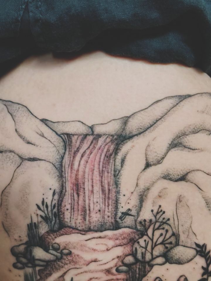 ✨ Der Fluss des Lebens ✨
Mit grosser Freude durfte ich dieses wundervolle Projekt vollenden 💖🙏🏼✨
Ich bin so dankbar dafür! Ich finde die Symbolik des Flusses sehr stark, da er uns lehrt, auch in unserem Leben immer im Fluss zu bleiben und mit dem Strom zu fliessen... ✨
Und auch wenn er auf Hindernisse stösst oder Umwege geht, er kommt immer genau da an, wo er schlussendlich hingehört ✨
Er kommt immer zu Hause an ✨
So wie unsere Seele auch ✨💖✨
✨ Encre d'Or ✨