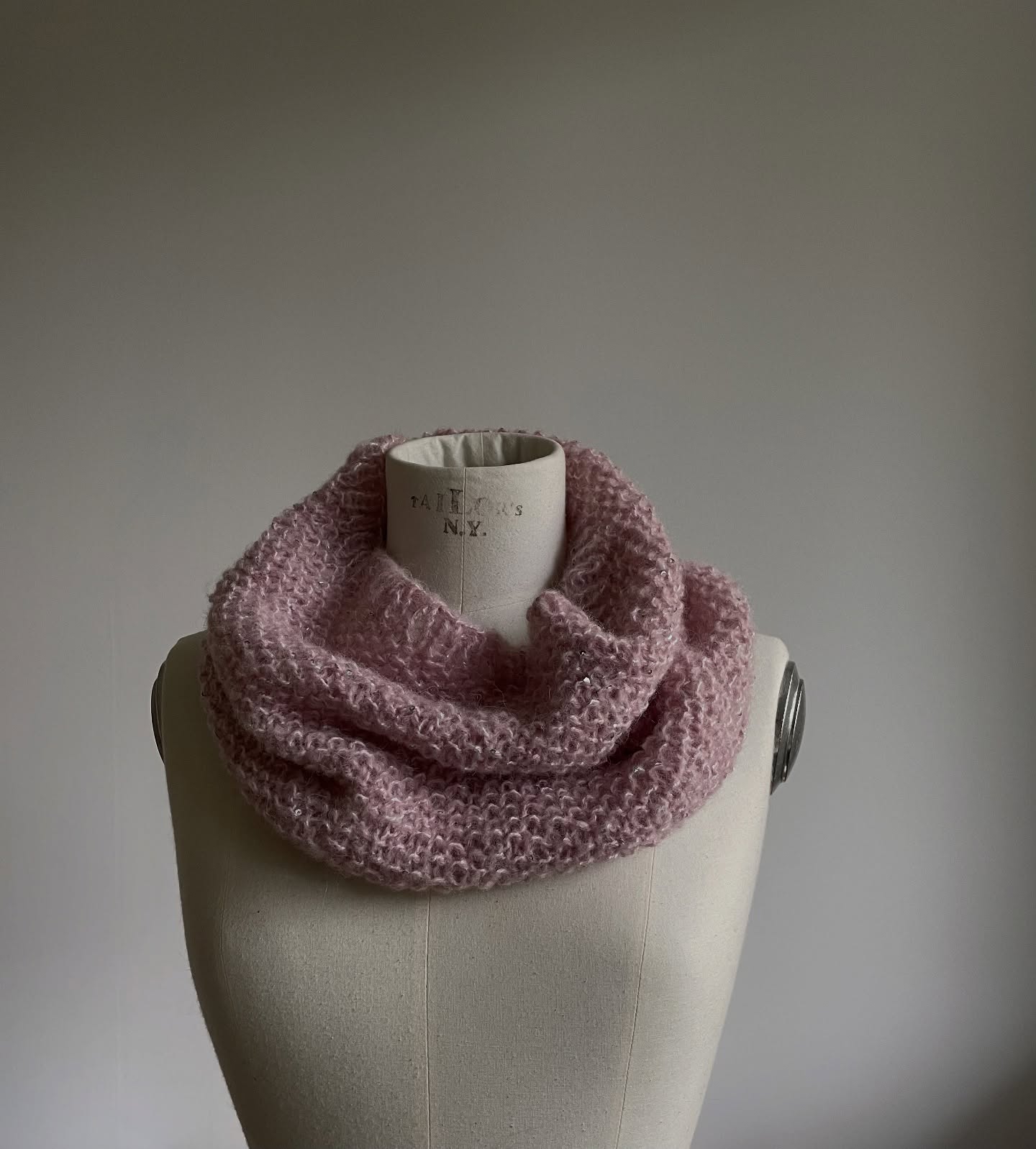 ✨ SPARKLE LOOP ✨
Frisch eingetroffen: die neue Alpaca Sparkle von Rowan – und daraus ist dieser traumhafte Loop entstanden!
Dank der feinen Alpaca-Fasern ist er luftig leicht und gleichzeitig kuschelig warm – das perfekte Accessoire für jede Jahreszeit.
Die neue Qualität gibt es in 5 wunderschönen Farben.
Neben dem Musterheft ist jetzt auch die exklusive Anleitung für den Loop erhältlich – im Fibre Atelier und natürlich auch am Schaffhauser Wollfest!
#RowanYarns #AlpacaSparkle #SparkleLoop #FibreAtelier #SchaffhauserWollfest #HandmadeWithLove #KnittersOfInstagram #KnitInspiration #StrickenMachtGlücklich #KnittingAddict #KnitWearLove #Strickliebe #YarnLove #KnittingInspiration #CozyKnits #HandmadeStyle #StrickenMitRowan #KnittersLife