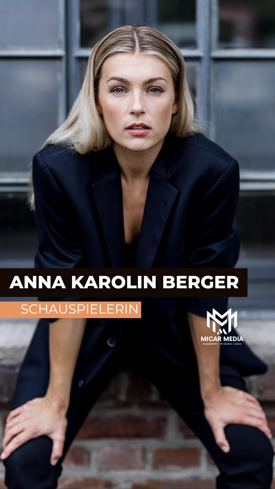 🎬 Neuzugang bei Sturm der Liebe 🫶 Ab Folge 4496 (voraussichtlich am 12. November 2025) übernimmt Anna Karolin Berger die Rolle der Larissa Mahnke in der ARD-Telenovela @sturm_der_liebe. Als ehrgeizige Unternehmerin mit Vergangenheit kehrt sie zurück an den Fürstenhof – bereit, alles aufs Spiel zu setzen.
Facettenreich, kraftvoll, charismatisch – Anna überzeugt mit Herz und Haltung.
Mehr über sie auf unserer Website – Link in der Bio.
→ @annakarolinberger
📸 Fotos: Leonie Handrick, privat
#MICARMEDIA #AnnaKarolinBerger #SturmDerLiebe #LarissaMahnke #ARD #Telenovela #Neuzugang #Soap #ActressToWatch #Facettenreich #Schauspielerin #Serie #Star