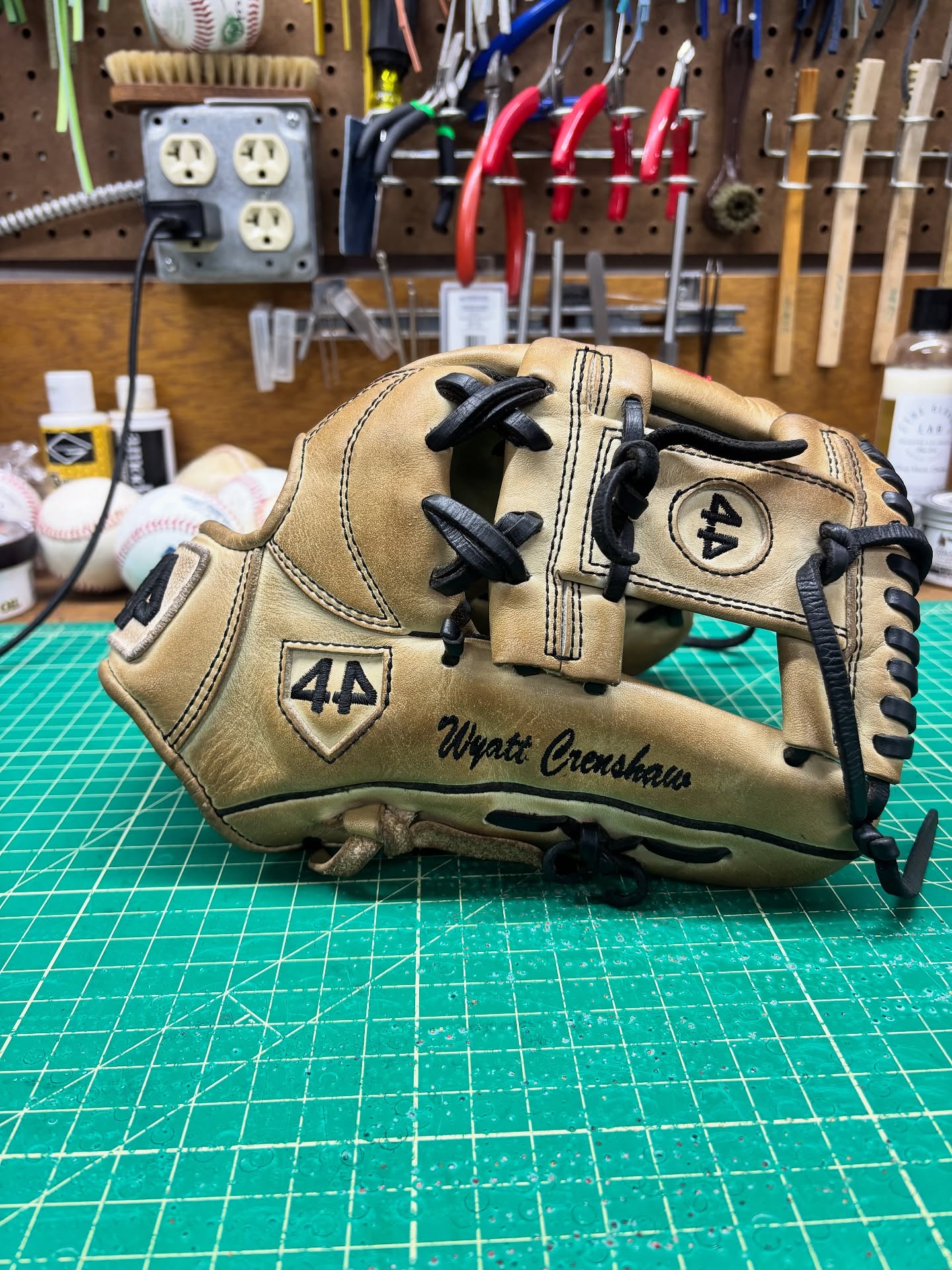 Nice custom @44procustom infield across the table. @azglovelab shop cleaner really works on these lighter colored leathers. Clean, condition, relace and light palm adhesive and it’s ready for fall ball. Thank you for trusting me with your glove!👍👍
#ballplayersbalm #buyfastpitchgloves #coloradoleatherbalm #flatbillbaseball #makingyourglovegreatagain #staygrassy #relacednotreplaced #relacedontreplace #gloverelacing