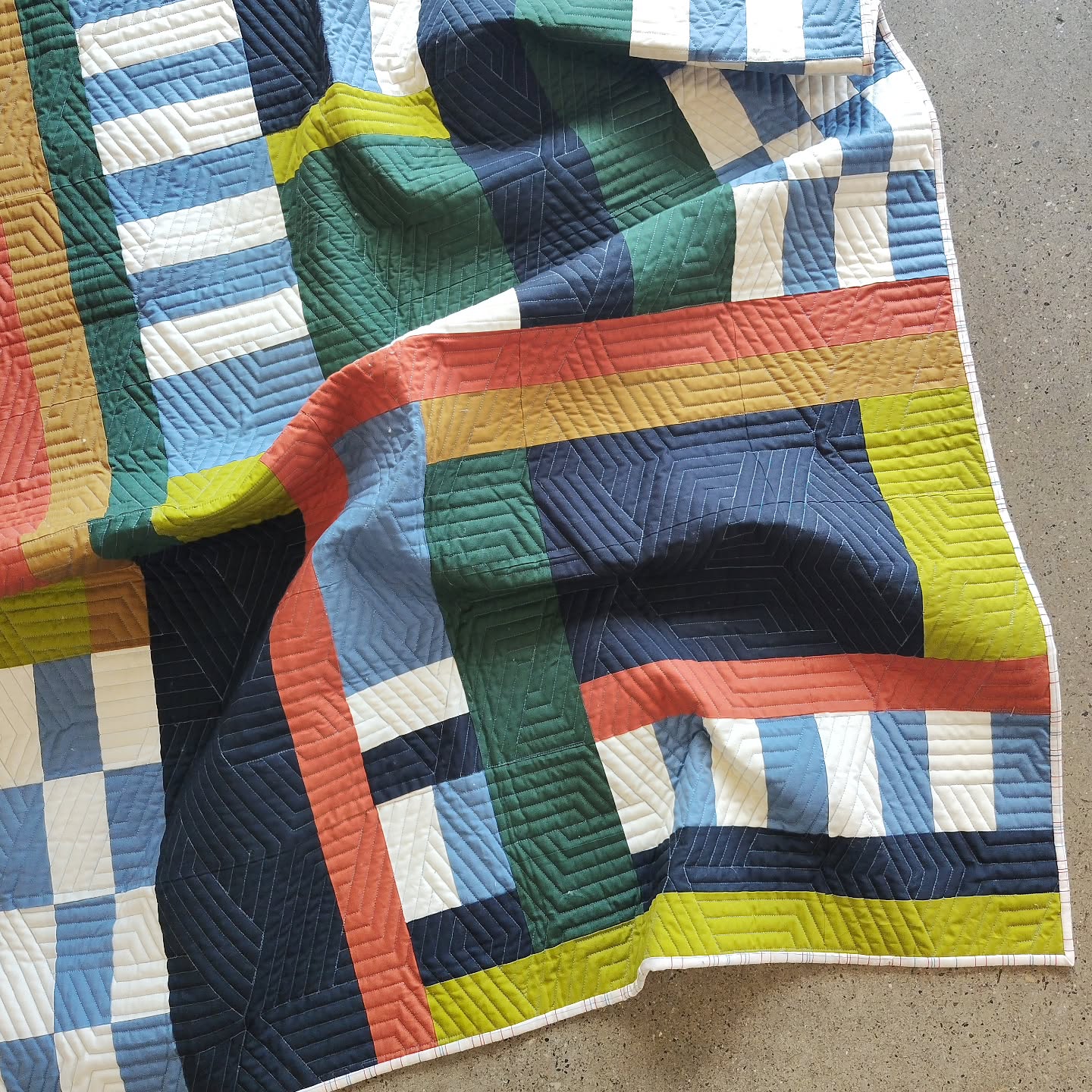 Freshly bound ✅
I've had this baby #CityPlanningQuiltPattern sitting and waiting to be finished for months, but finally got around to it!
I'm dying to make bed sized versions in this colorway for my boys, but that may be a late winter project 🤞🏼