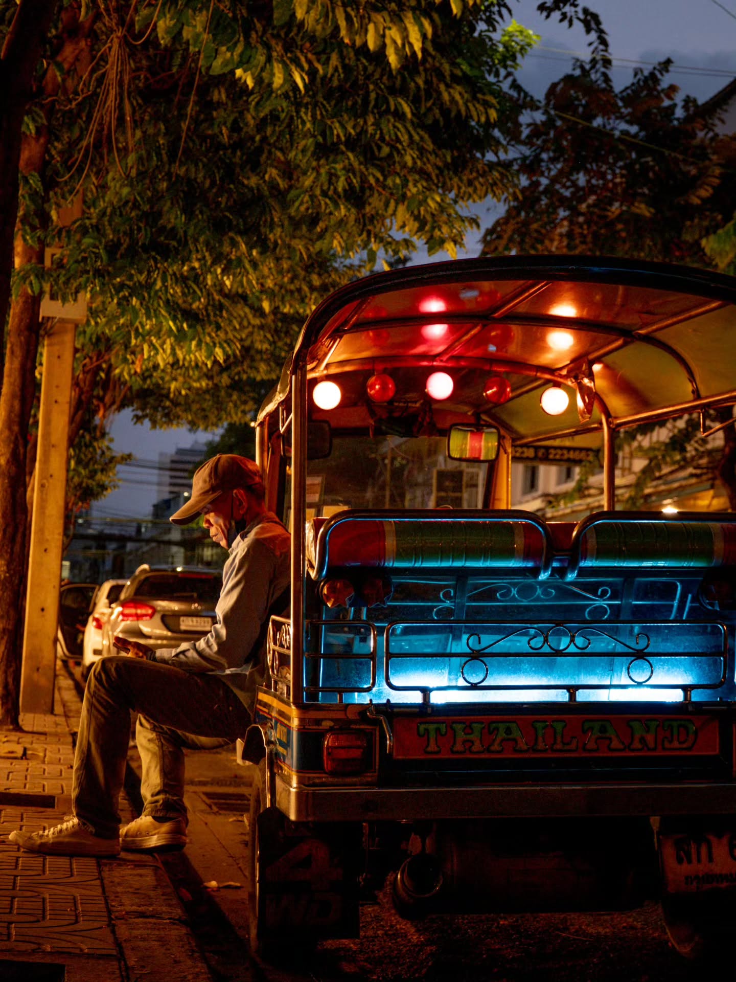 Tuk tuk o como le decimos en nuestra version Colombiana motoratón🐀♥️
They are los más negociadores if you need a ride, sus historias salvajes como la de un taxista♥️ they know the best spot for eat and they work so fucking hard. For muy pintoresco que son sus tuk tuks; hay veces no lo son tanto sus vidas.
📸 When I took the picture in Bangkok it was a way to honoring the motoratones riders and they work, siempre es un recordatorio como en el otro lado del mundo seguimos siendo tan similares and even if this pic if in a jungla de concreto todos siempre estamos conectados de esta linda madre tierra🌿🌎 🤍