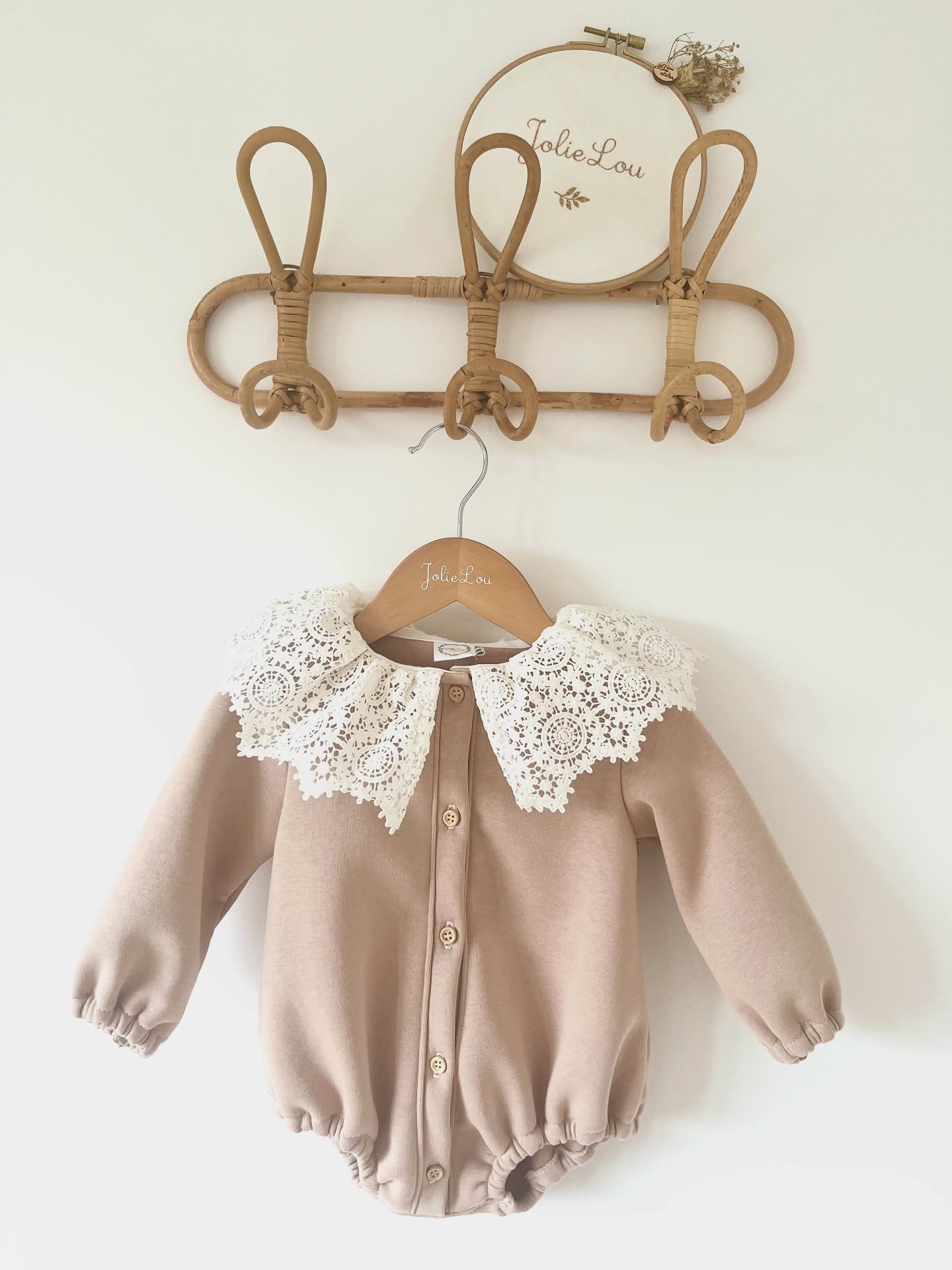 🌰Barboteuse Béryl🌰
Petite nouveauté pleine de charme, un joli col pierrot en broderie crochet vintage chinée en brocante et une matière sweat beige foncé tout douce, un vrai bijou !
#barboteuse #créatrice #babylook #frenchelegance #fabriquéenfrance #colpierrot #broderie #vintage