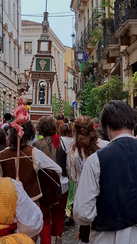 In questo momento, il coloratissimo e partecipatissimo corteo della Rua passa in Corso Fogazzaro diretto in Piazza dei Signori.
Rivive oggi la Vicenza del passato con le sue contrade, le sue corporazioni, le sue confraternite e i suoi riti.
At this moment, the colorful and well-attended Rua procession passes Corso Fogazzaro on its way to Piazza dei Signori.
The Vicenza of the past comes to life again today, with its contrade, its guilds, and its rituals.
#palladianroutes #palladioʟᴏᴠᴇʀs #palladiobeauty #Palladio #andreapalladio #vicenzacentrostorico #Vicenza #palazzovalmaranabraga #andreapalladio #palladianarchitecture #architetturapalladiana #ruavicenza #comunedivicenza