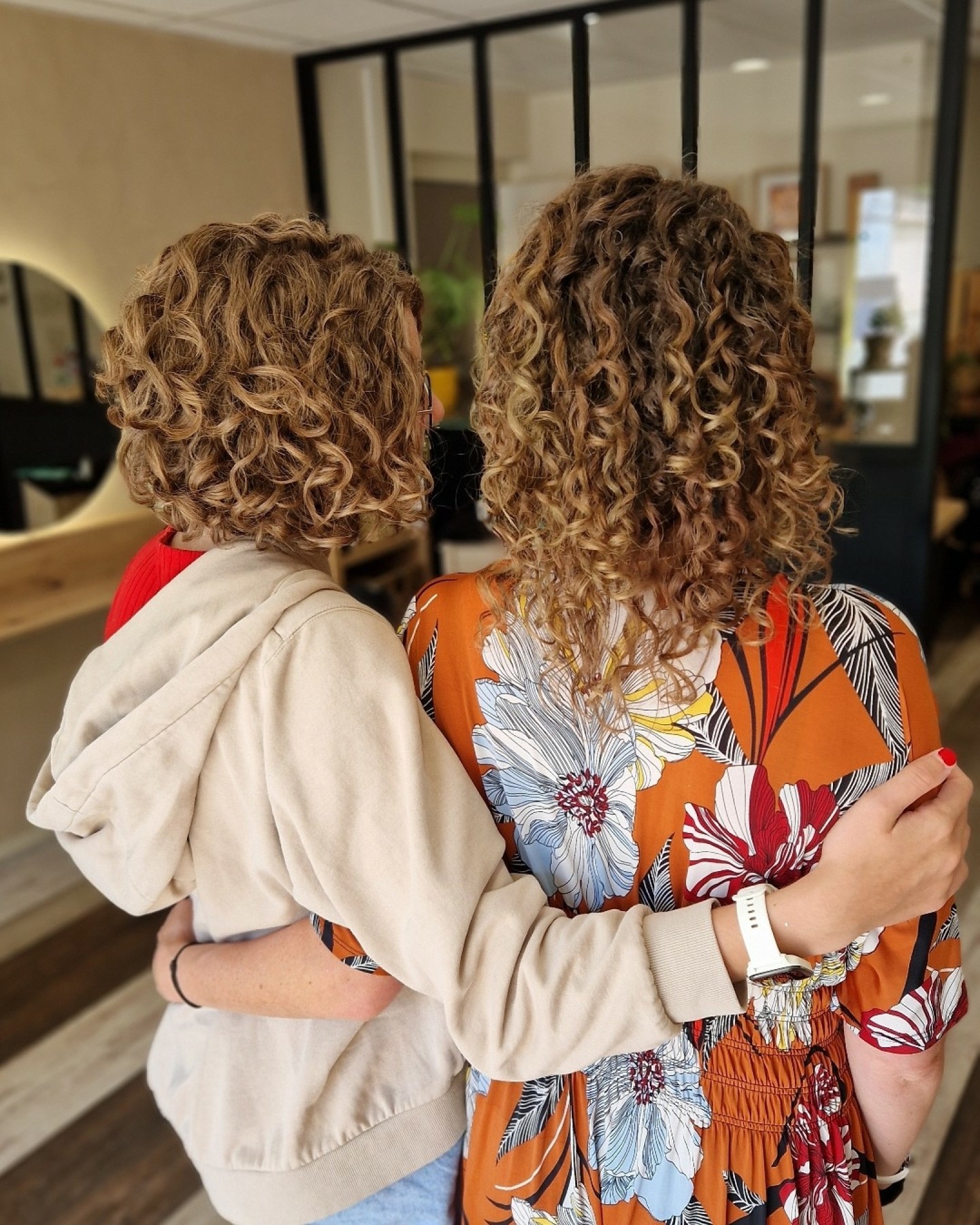 Un moment plein de complicité 💛
Mère et fille sont venues se faire coiffer ensemble : deux textures de boucles différentes, deux styles, mais le même plaisir partagé dans le fauteuil du salon.
🌞 Un vrai instant “feel good” !