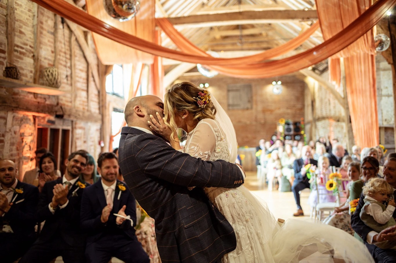 Lucy & Rob. ⚡
We had sun, we had thunderstorms but most importantly we had non stop smiles and good vibes! Yesterday was a dream shooting Lucy & Rob’s DIY barn wedding.
Venue: @thesancroftbarns
Hair: Suffolk Bridal Hair
Makeup: @merielgarlandmakeup
Catering: @spittingpig @eastcoastpizzacompany
DJ: Distinct Noise Sound System