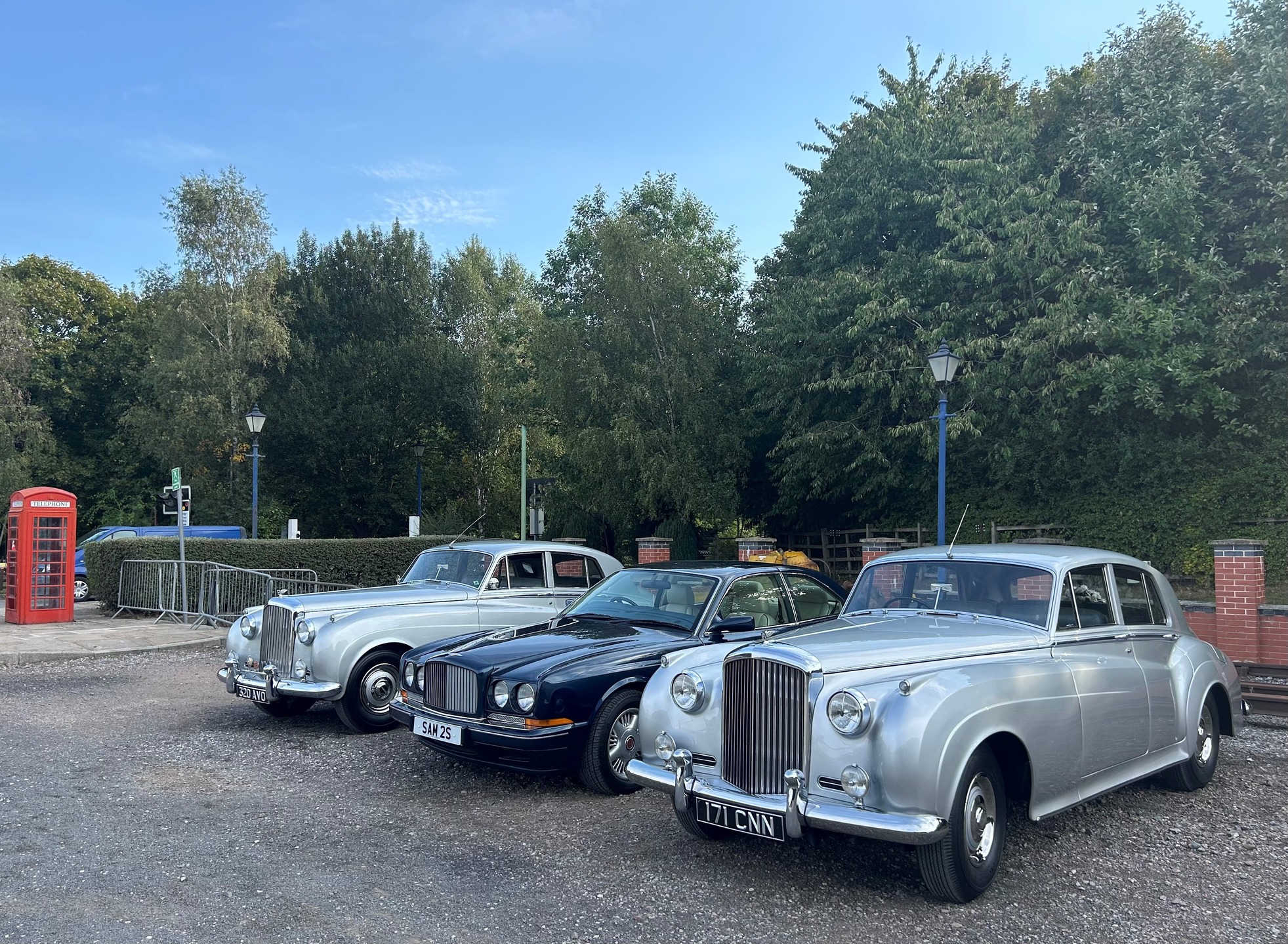 The Bentley Boys were in attendance at the Nottingham Transport Heritage Centre monthly classic car meet on Sunday. Amongst other treasures, we were joined by a lovely 1950s Cadillac Coupe DeVille and a very cute 1960s Trojan bubble car …one extreme to the other!
#lentonlimousines
#nottinghamtransportheritagecentre