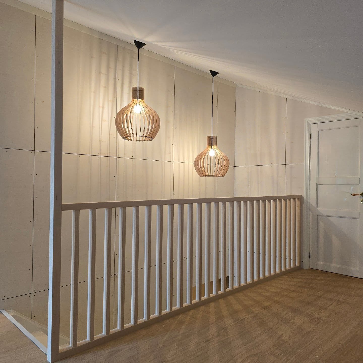 .
Rekkverk langs trapp laget av ask🤩
.
.
.
#ask #stue #møbler #innredning #interiør #woodwork