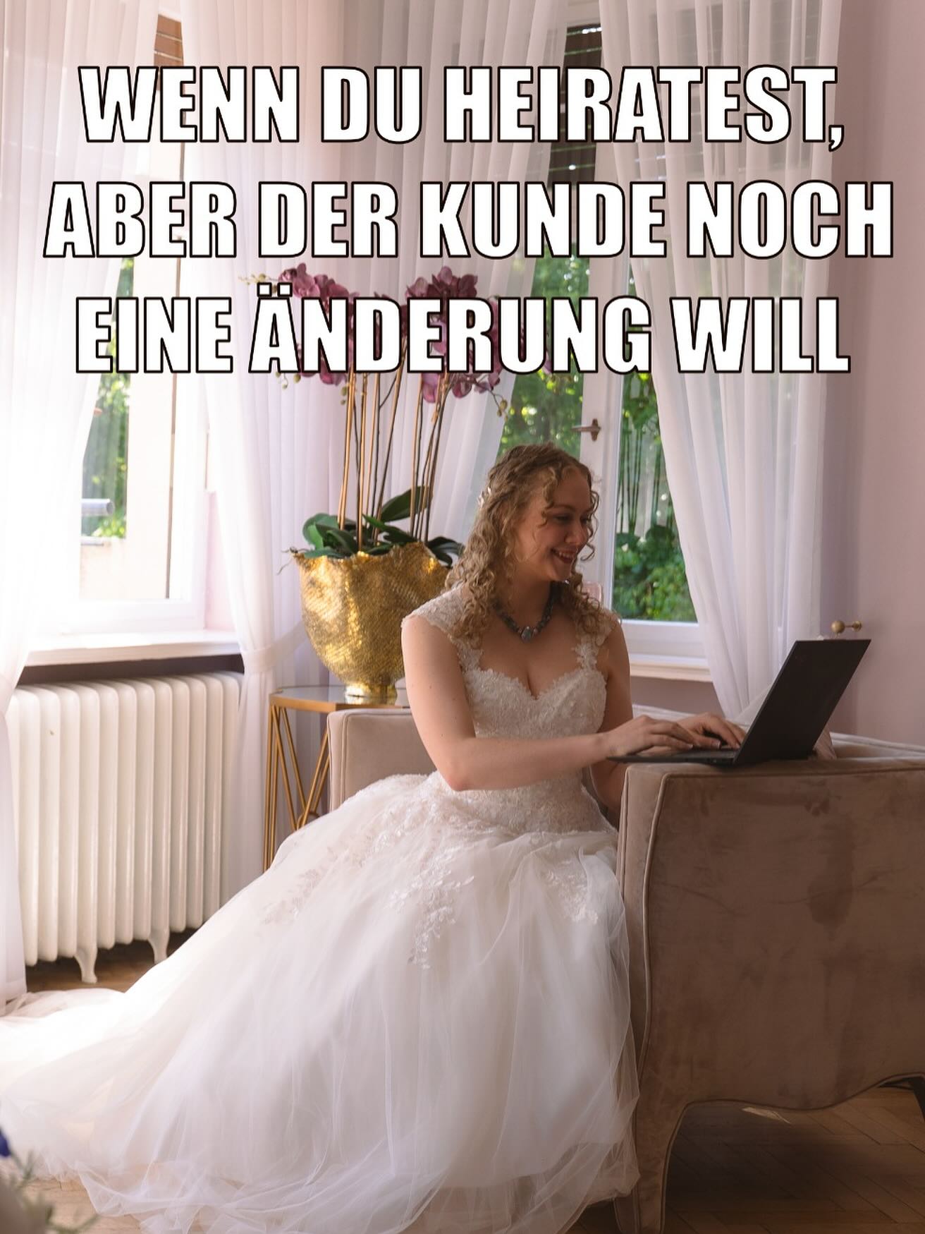 Ich konnte es mir nicht verkneifen, an meinem Hochzeitstag noch so ein Spaß-Bild zu machen 😂 Keine Sorge, ist natürlich so nicht passiert und ich habe nicht noch an unserem großen Tag gearbeitet, aber als jemand der zumindest nebenberuflich Selbstständig ist, kennt man zumindest ähnliche Situationen. 😉