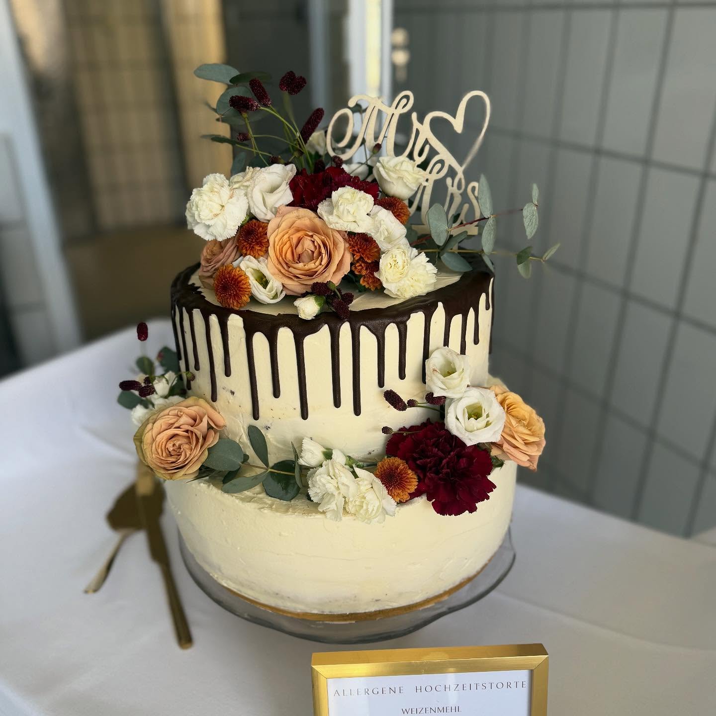 Hochzeitstorte 🤍
Torte oben: Schoko/Erdbeere/Mascarpone 25cm Durchmesser
Torte unten: Vanille/Tonka/Himbeere
30cm Durchmesser