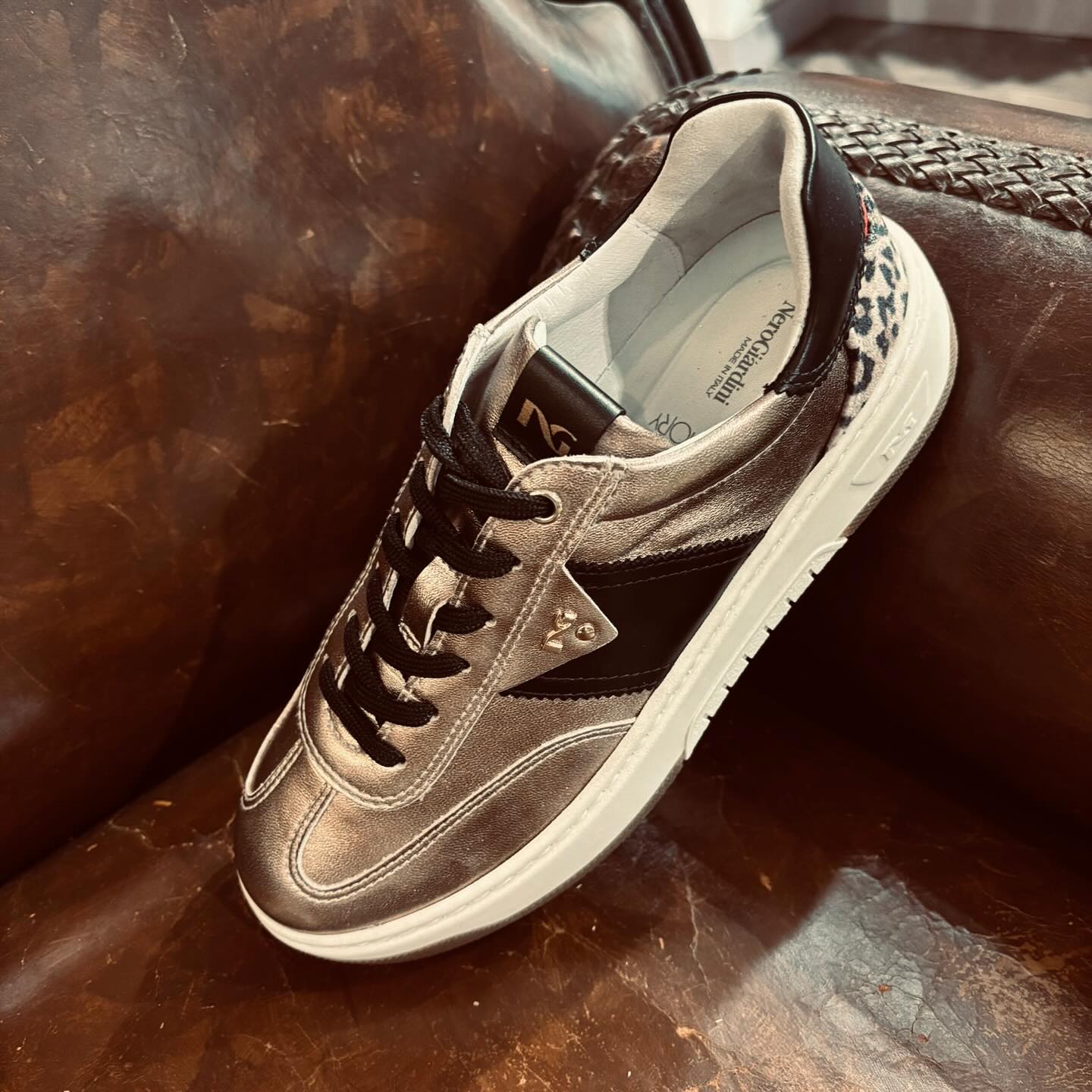 ⭐️ Nouvelle marque ⭐️
Découvrez NeroGiardini 🇮🇹💚🤍❤️
Présente depuis 50 ans sur le marché de la chaussure, cette marque est l'essence même de la qualité italienne.
@nerogiardiniofficial est une entreprise d'excellence italienne qui a réussi à allier les techniques de fabrication artisanale avec les technologies industrielles les plus modernes. Ce résultat est un motif de fierté et est devenu l'une des valeurs principales de la marque.
Maintenant disponible en boutique et bientôt sur E-shop📲 https://www.matinsdumonde.fr
#oodt #outfit #outfitday #shoe #sneakers #new #newcollection #newbrands #nerogiardini❤️ #fashion #shopping #shoplocal #matinsdumondemorlaix