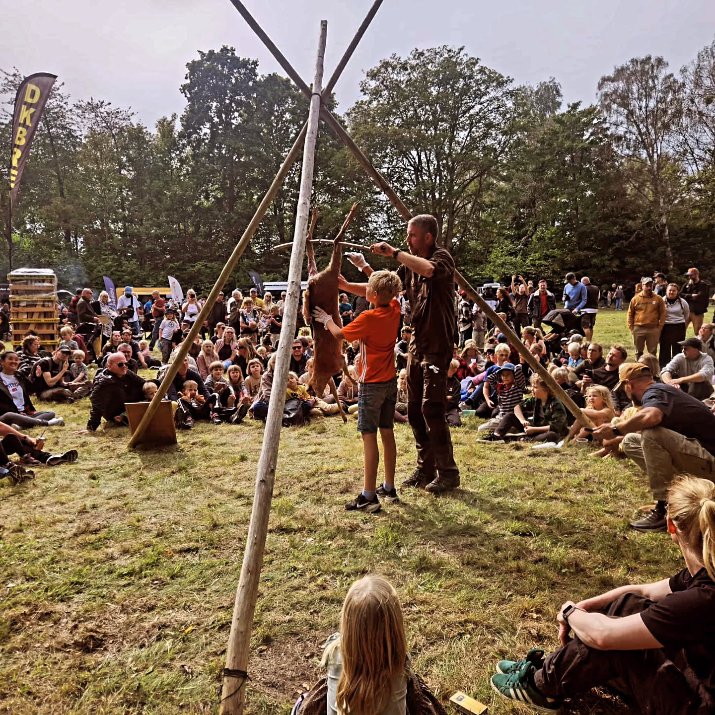 Great day at @foodonfire.dk , teaching and serving more then 150 people wildgame m, of course cooked over the fire 🔥
#Bushcraft #primitivecooking #wildgame #campcooking #madpåbål #primitiveskills #friluftsliv #bushcraftskills #vildmark #jagt #rådyr #vildt #udeliv #campfire #survival #deermeat #deerhunting
#keepitsimple #bushctafteurope #bushcraftdanmark