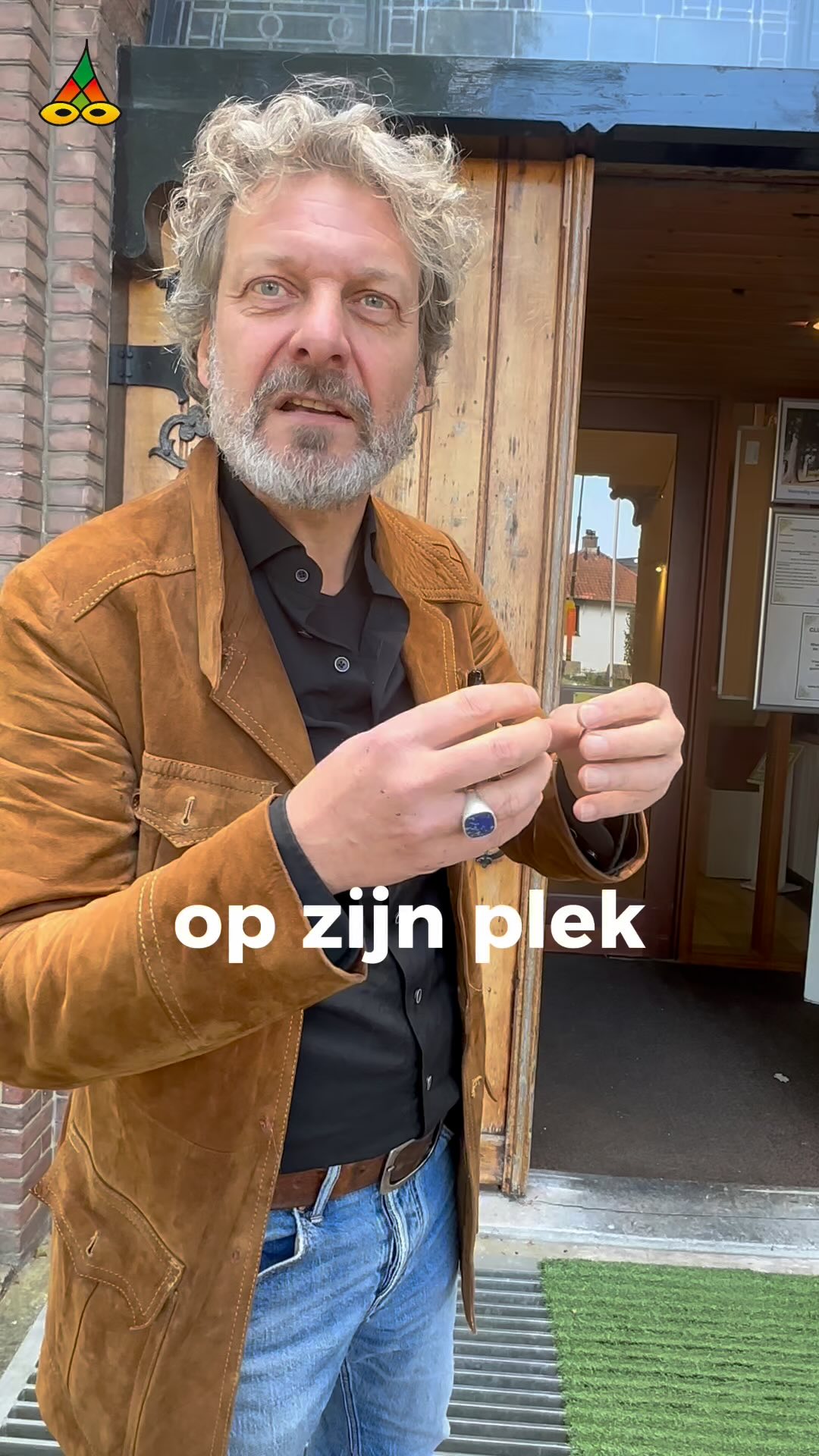 – Op zijn plek 🏞️🖼️
Het is de kunst om van losse delen een geheel te maken. Hilma deed met haar werk voor Stichting Geopark, te bewonderen in Museum Soest
🖼️ ‘Spectrum of Belonging’
#poëziejournaal #geopark #houdezonzijde #kunstindeomgeving #museumsoest #dichterlijklandschap
🎥 ✍️ 🎵 Poëziejournaal: dichterlijke reportages over dagelijkse dingen – sport, kunst, koken, klussen, handel, natuur, familie, vriend, vijand en de liefde ❤️ – gericht op de Zonzijde – 👐 geestelijke ouders beeldkunstenares Hilma ten Boske (@studio.hilma , @kunstmeel , @drawings_dontmakesense ) en dichter op planken Maurice Jonkers.