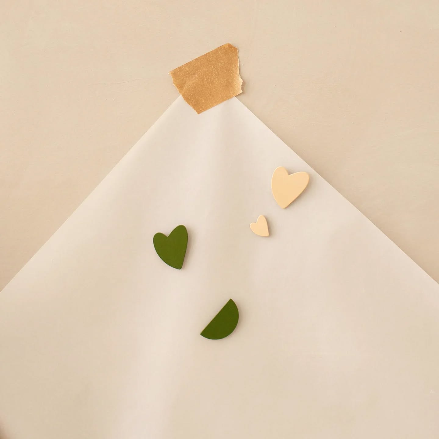 NEW
Ceux que vous adorez ! Les nouveaux bijoux muraux en métal colorés! Ils existent en 2 couleurs nude et vert !
📷@elisejourdanphotographe
.
.
.
#poussieredesrues #bijoumural #bijouxmuraux #bijoudemur #papererie #lyon