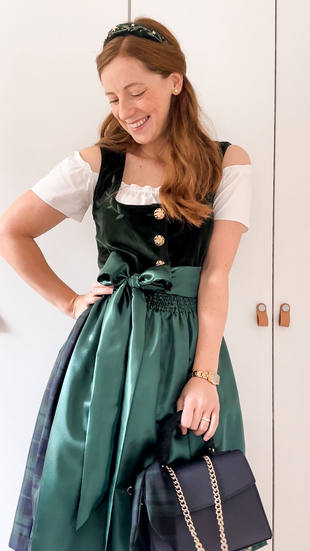 Kennt ihr das, wenn ein Projekt einfach kein Ende nimmt? 😅
Bei mir war das mein Dirndl vom letzten Jahr 👗 – Schnitt, Stickereien, Knöpfe, Reißverschluss… das hat Nerven gekostet 🧵🙈.
Aber das Gefühl, es fertig in den Händen zu halten und damit rauszugehen – unbezahlbar ✨.
👉 Wie lange habt ihr schon mal an eurem längsten Projekt gesessen? Schreibt’s mir in die Kommentare! 💬
Werbung
Schnittmuster @lutterloh.system
Stoffe @hemmersitex
#LieselouDIY #Nähkästchen #DIYCommunity #SelbstgemachtMitLiebe
