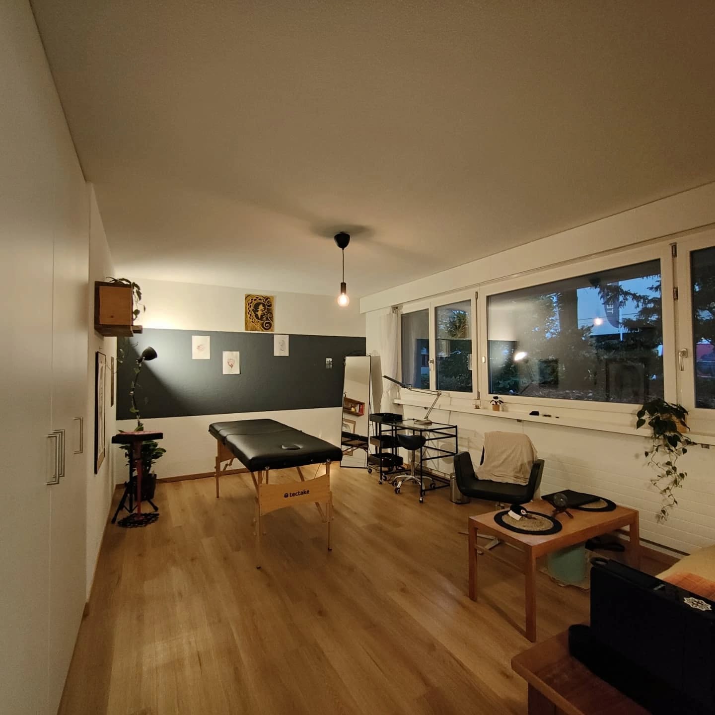 ✨ Nachmieter/in gesucht ! ✨
Ich werde bald meinen Standort wechseln und suche eine/n Nachmieter/in für mein schönes Lokal in Bern ab dem 01.02.2026.
Bitte herumsprechen und teilen✨🙏🏼✨
Keine Angst, ich werde weiterhin für euch da sein, um eure Projekte umzusetzen, und ich gehe auch nicht weit weg 😘
Für weitere Infos bitte per PN. Wenn ihr jemand kennt, der Interesse hat, könnt ihr gerne meine Nummer weitergeben 🙏🏼
Herzliche Grüsse
Amandine ✨💖✨
-----------------------------------------------------
✨ Recherche locataire pour mon local ✨
Je vais changer d'emplacement prochainement et pour cela je suis à la recherche d'une personne qui reprenne mon studio à Berne dès le 01.02.2026.
Je vous prie de bien vouloir en parler autour de vous et de partager ✨🙏🏼✨
Ne vous en faites pas, je serai toujours encore là pour vous et pour concrétiser vos projets. Je ne vais pas aller bien loin non plus 😘
Pour plus d'informations, contact en MP svp. Si vous connaissez quelqu'un qui serait intéressé vous pouvez volontiers transmettre mon numéro 🙏🏼
Salutations du cœur
Amandine ✨💖✨