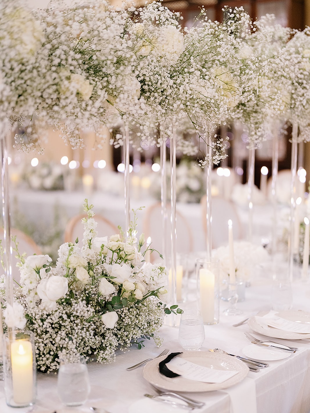 Who’s in for a romantic dining beneath a floating cloud of baby’s breath? Tag your plus one!
@unveiledbygrace_events
@chernogorovphotography
@langhampasadena