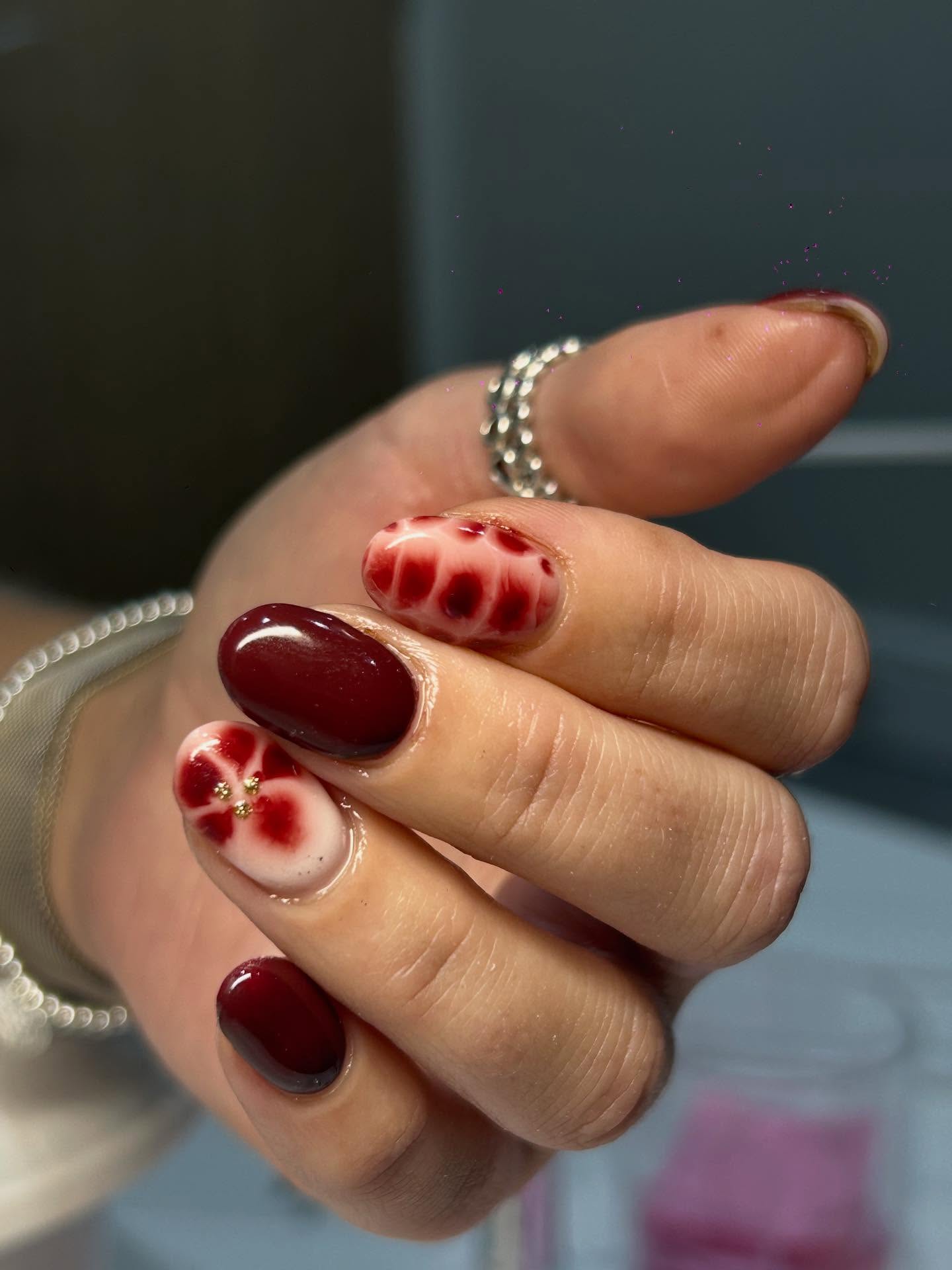 Blooming in autumn reds💋🌸
#biabnails #biabmanicure #nailartinspo #nailsofinstagram #nailsoftiktok #nailideas #naildesigns #flowernails #rednails #gelnails #builderinabottle #autumnnails #classynails #nailtrends #nailartdesigns #manicureinspo #nailinspiration #detailednailart #nailartlove #artnails