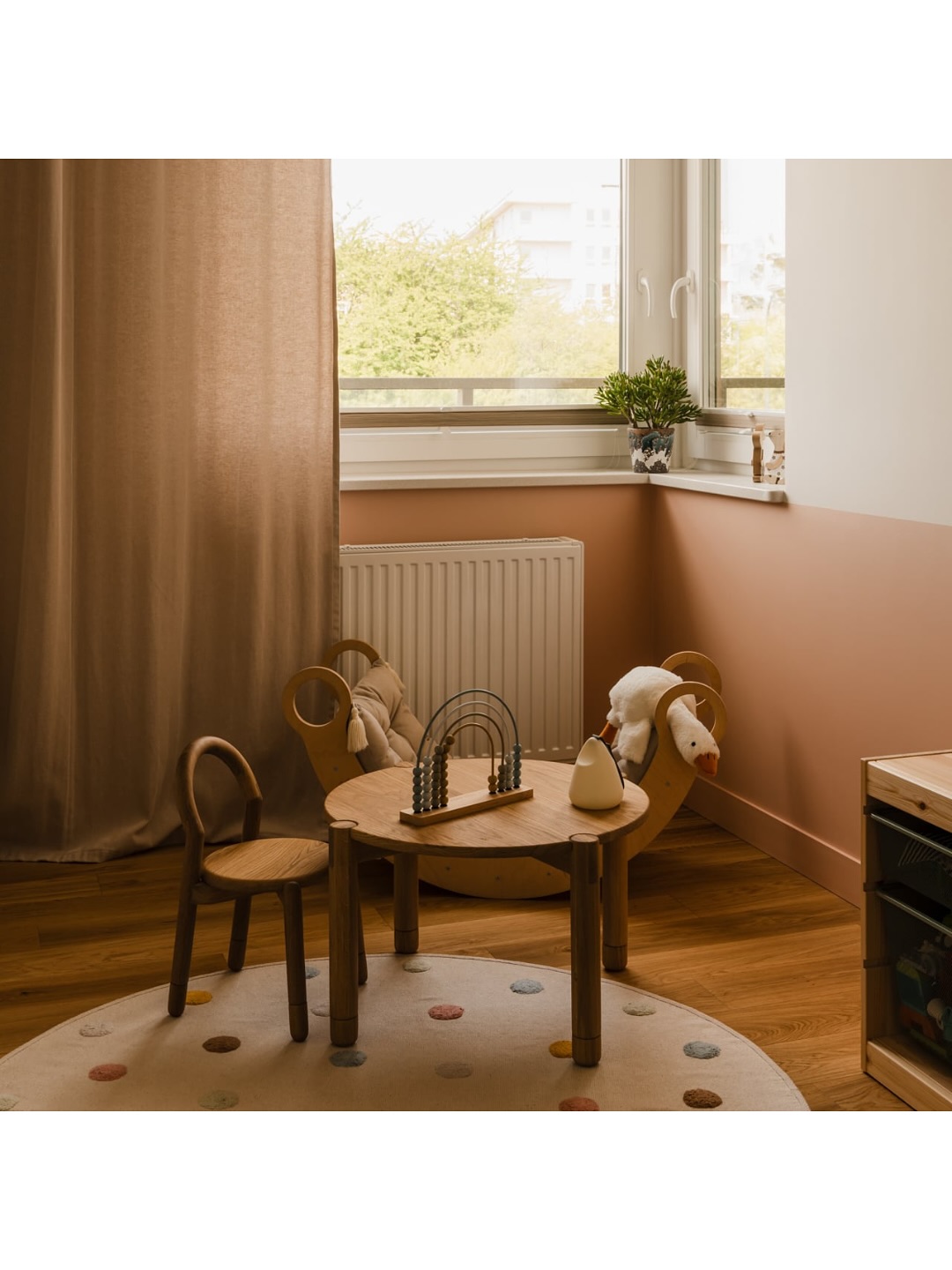  kolory w przestrzeni dziecka - kilka tipów
Najprostsza zasada to stonowana baza + akcenty:
1. Baza - pastele i barwy ziemi - ściany i większe meble w spokojnych odcieniach - neutralne barwy tworzą spokojne tło. Ciepła biel, beże i odcienie drewna działają uspokajająco i tworzą poczucie harmonii.
2. Kolory akcentowe - mocniejsze barwy (pomarańczowy, niebieski) warto wprowadzać
punktowo, aby stymulować, ale nie przebodźcować.
3. Unikanie przesytu - dużo jaskrawych, kontrastowych połączeń (np. czerwony z czarnym) może pobudzać nadmiernie układ nerwowy dziecka.
4. Subtelna dekoracja - plakaty, tapety czy naklejki mogą inspirować, ale unikaj przesytu. Postaw na ponadczasowe rozwiązania.
—
Dzięki temu pokój „rośnie” z dzieckiem - łatwo wymienić akcenty zamiast całości. Neutralna baza daje dłuższą żywotność aranżacji.
Zrównoważenie bodźców - dzieci i tak otaczają się kolorowymi zabawkami, więc wnętrze nie powinno konkurować z nimi wizualnie.
Zdjęcie: @zasoby.studio
Projekt wnętrza: @con_studio_
#kolorwewnętrzu #pokojdziecka #pokojdzieciecy #drewnianemeble #mebledziecięce #mebledladzieci #projektwnętrza