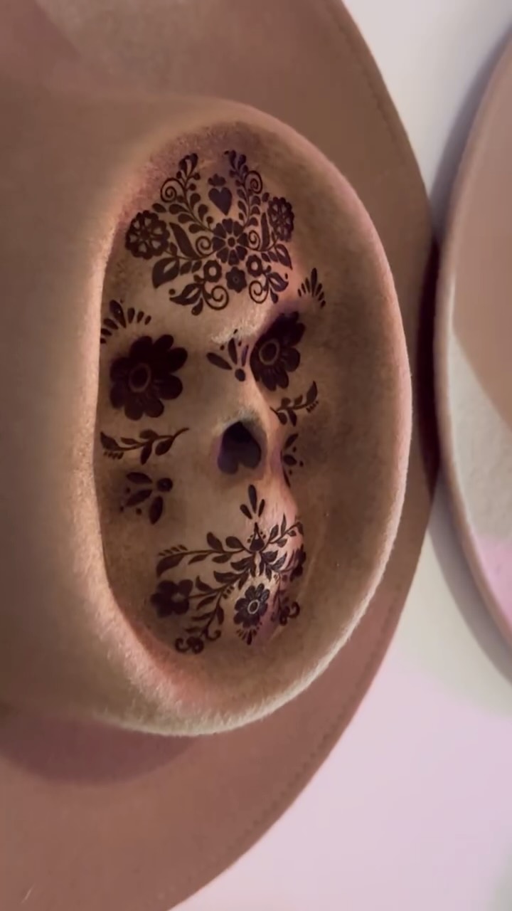 On teste ensemble mon nouvel outil pour chapeaux! 💀 J’ai été très inspirée 😁 Vous êtes plutôt team 🌸 ou 🏴☠️?
#rubambelle #rubambellechapeau #chapeau #chapeaux #hatstyle #hatlove #hatlovers #hatlover #hatstyles #chapeaufemme #skullhat #skullhats #skullart #skulldesign #skulllover #skulllover #skulladdict #skullstyle