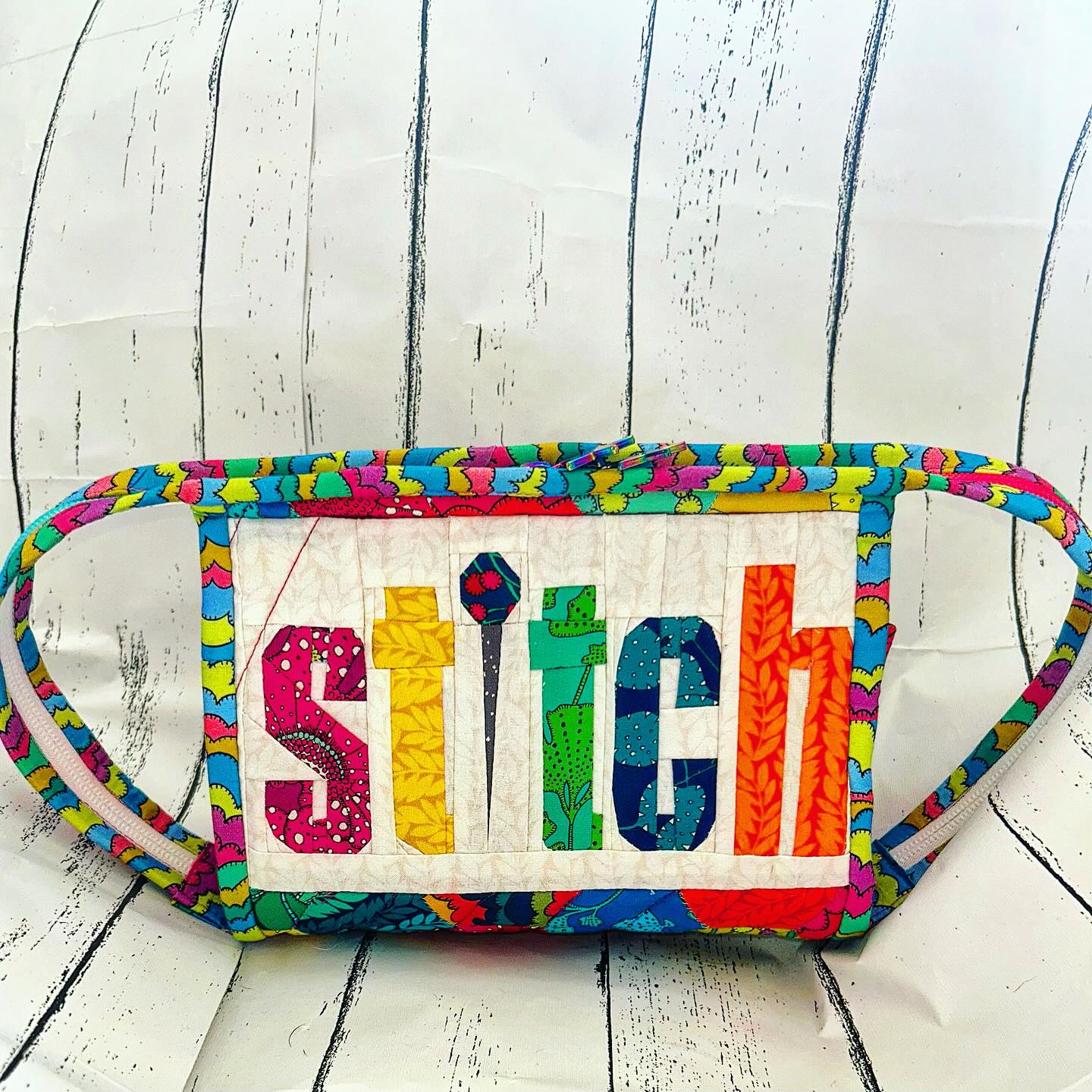 A couple weeks ago I had the most fun in a fab class with @eightgreylines at the equally fab @morrisworksuk making this zipper pouch/sewing case ❤️🌈
I used some of @sallykellyfabric upcoming lines Foliage and Sunshine for @windhamfabrics - the colours and the prints are just divine ❤️🌈
All stitched with my favourite @aurifilthread 50wt and 80wt threads and using @vlieseline_uk stabiliser and interfacing.
A mix of all my favourite things - rainbows, EPP, FPP, fabric and thread! ❤️🌈
#quietplaypatterns #fpp #foundationpaperpiecing #foundationpaperpieced #sewtherainbow #sallykellyfabric #windhamfabrics #aurifil #aurifilthread #epp #englishpaperpiecing #sewing #sewingproject #sewingismytherapy #quiltingismytherapy #sewingproject #quiltingproject #makers #makersofinstagram #saturdaynightcraftalong #fabric #fabricaddict #sewcreative #hexies #greatbritishquilter #stitching #thread #creativeprocess #zipperpouch #zipperbag #sewingbags