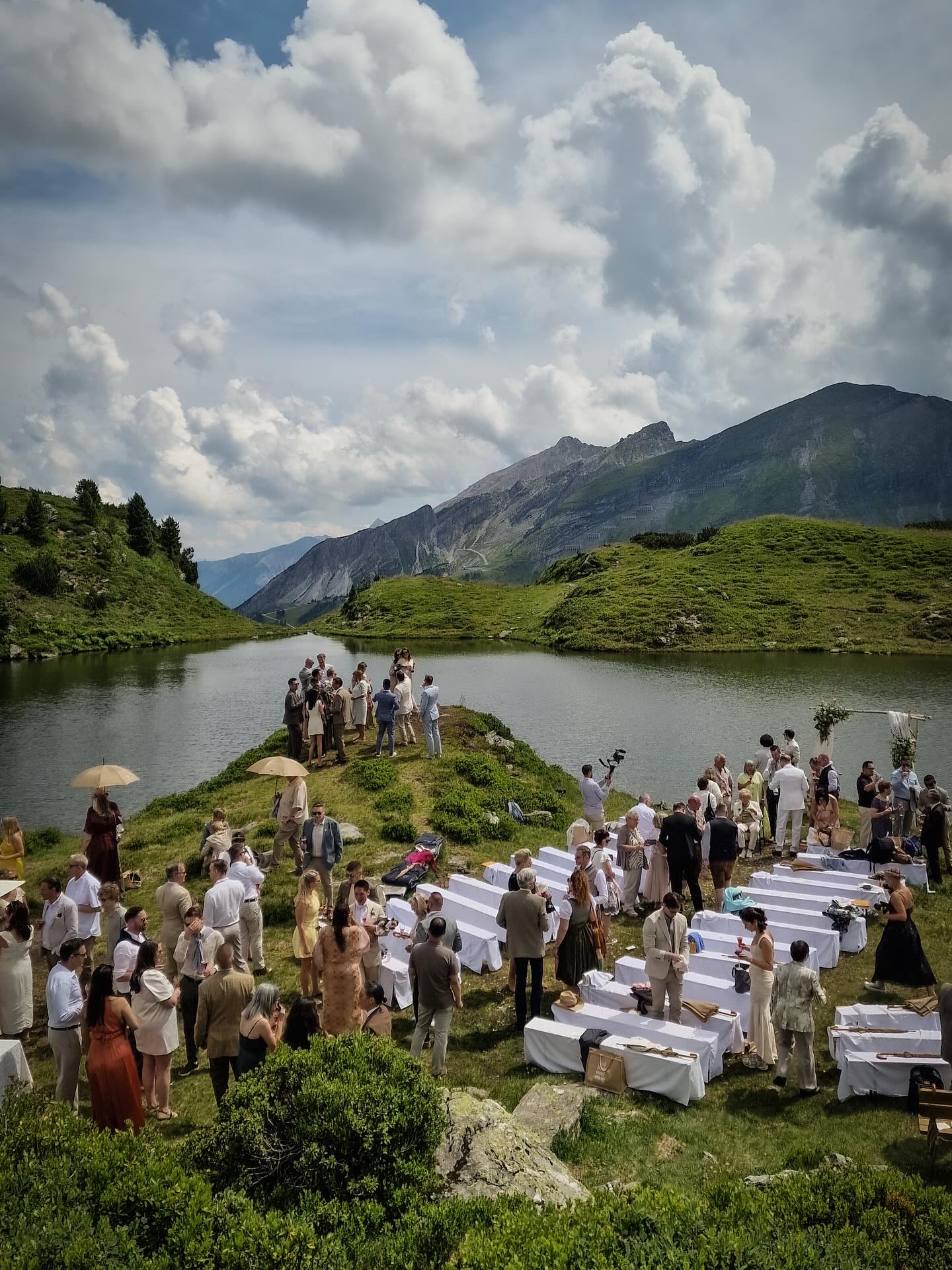 When your wedding venue is literally breathtaking 🏔️
Guests arrived by cable car to the ceremony site - where the views were as awe-inspiring as the vows themselves!
Groom: @kurt.macher
Hotel: @hotel_steiner_obertauern
Ceremony: @obertauern_com
Photography: @Alexandra.groebner
Videography: @markusmalznerfilm
Flowers: @naturwerkstatt_doris_scheruebl
Cake:@brigittaschickmaier_konditorei
