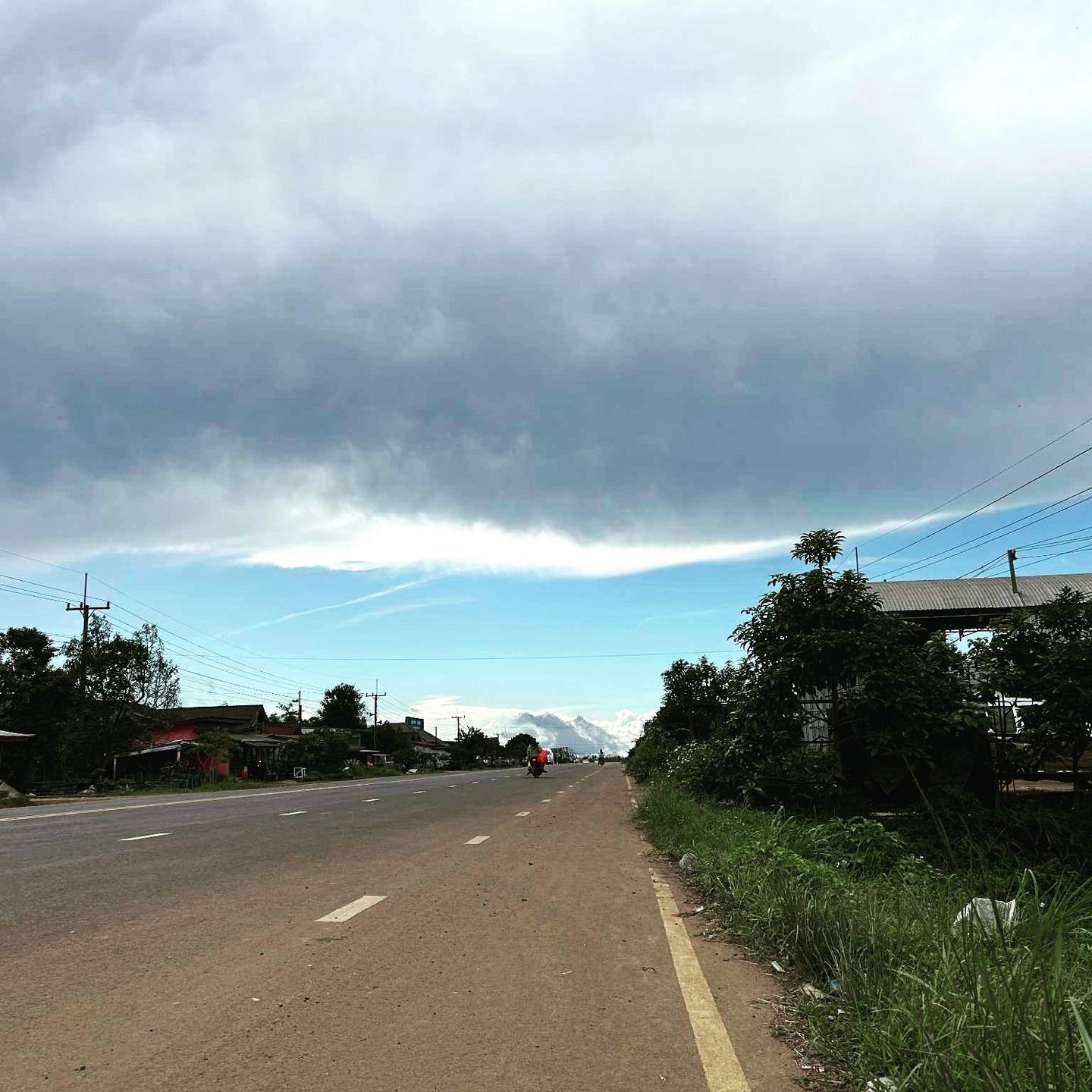 久々に訪れたパクソン。
雨季の合間にのぞいた青空に、
暮らしの景色やコーヒー畑が
鮮やかに