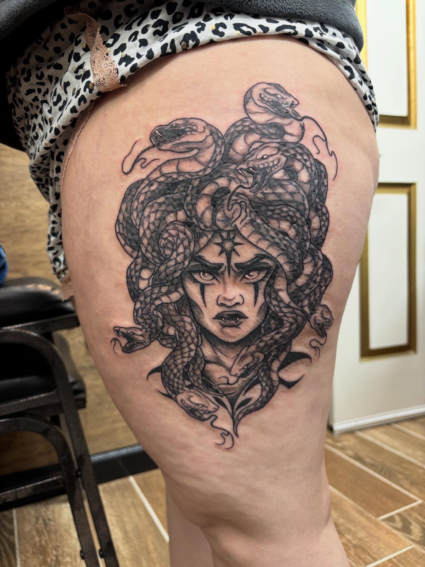 Got to make this super fun custom Medusa head last week! Can’t wait to see the grey washes settle in… client sat like an absolute champ and we rocked this gal in one session! 🐍 #tattoo #blackandgreytattoo #medusa #medusatattoo #snake #queertattooartist