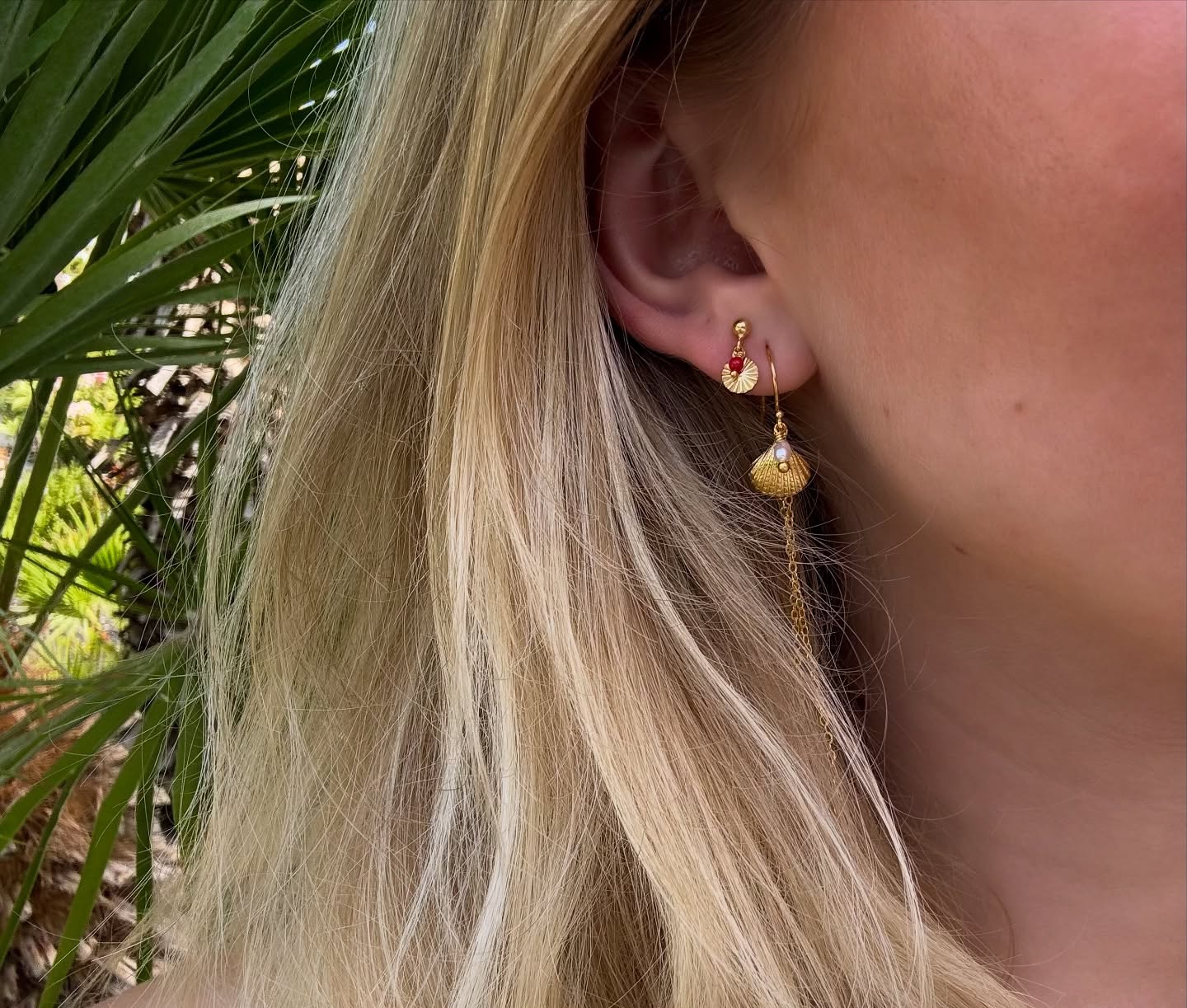 Olga wearing the Sunrise Earrings and the Long Seashell Earrings ☀️
Sunrise earrings: 260DKK (pair)
Long Seashell Earrings: 398DKK (pair)
#earrings #jewellery #handmade #smallbusiness #november_smykker #perler #smykker #copenhagen #denmark