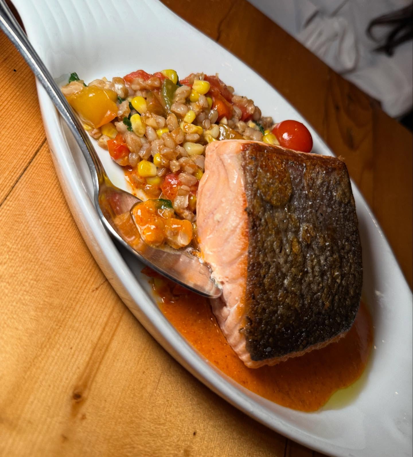 Steelhead salmon with farro jersey corn & tomato vinaigrette 🙌🏼
.
.
.
.
.
#copperkettlecafe #hartsdaleny #westchesterny #nyeats #newyorkeats #nyrestaurant #newyorkrestaurant #westchestercounty #farmtotable