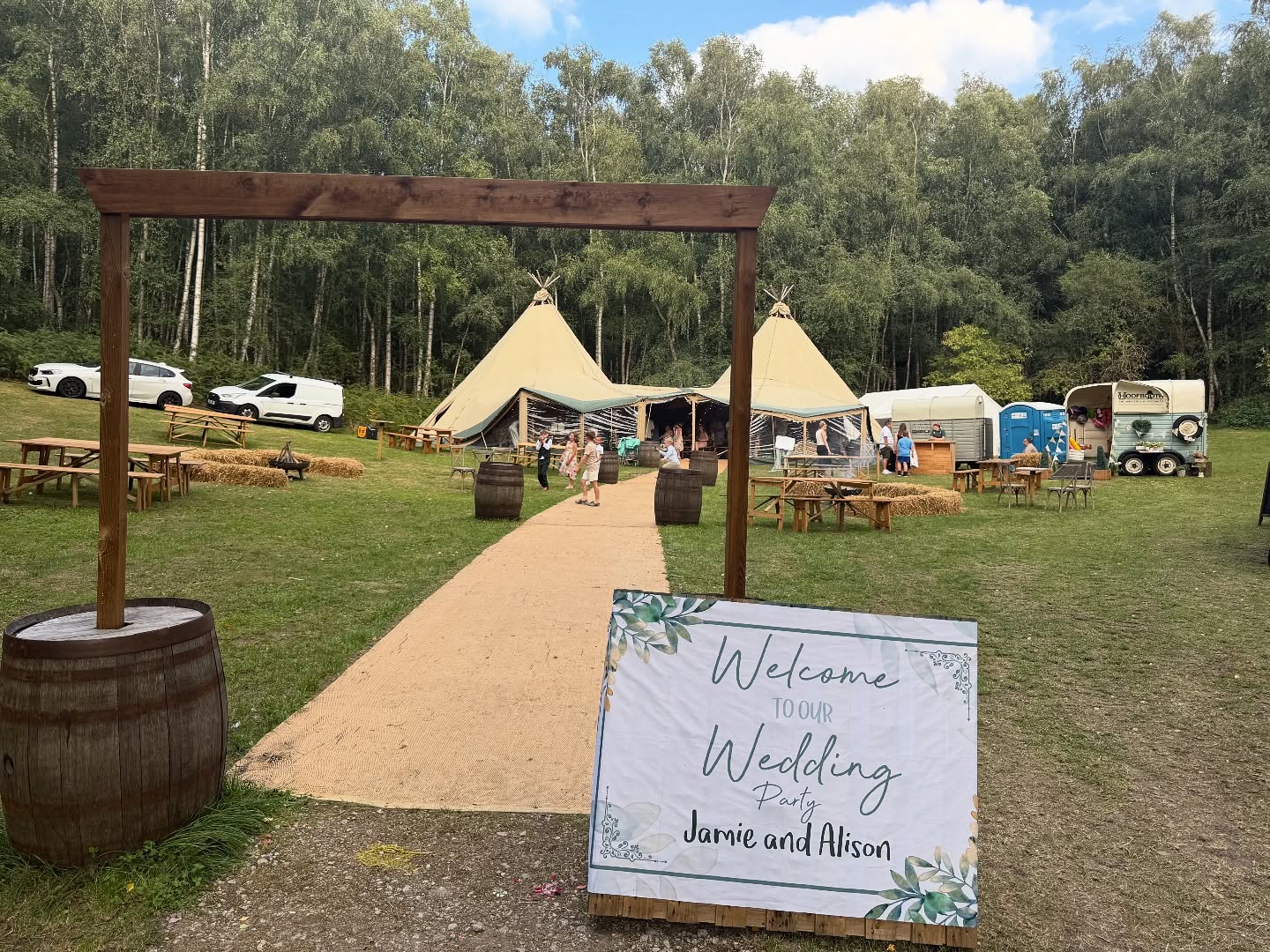 The fantastic wedding of Mr & Mrs Charlton! 🤎
•
Our first time at the beautiful @sherwoodglade for this couples wedding celebrations, and what a party we had! Providing 2 x 60 minutes of live band dancefloor fillers, followed by a DJ service until the end of the night! And the hog roast baps were top notch! 😍